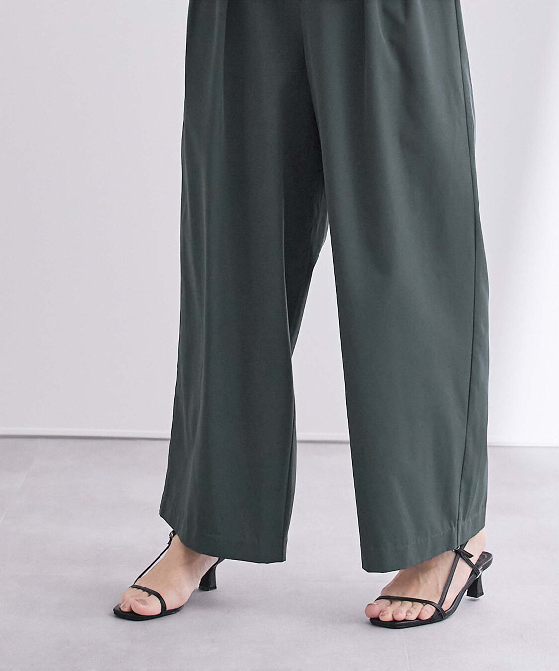 ur's「撥水ウエストゴムツータックワイドパンツ」|スラックス|