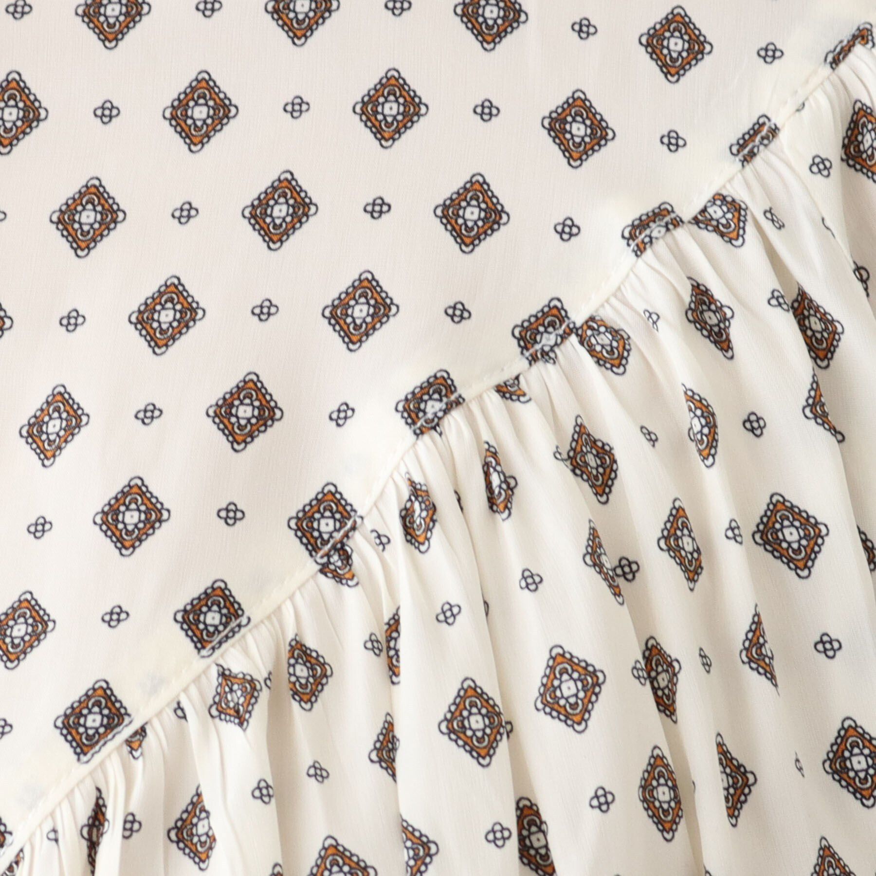 UNTITLED「【華やかトップス】プロバンス柄 フリルネックブラウス」|シャツ・ブラウス|