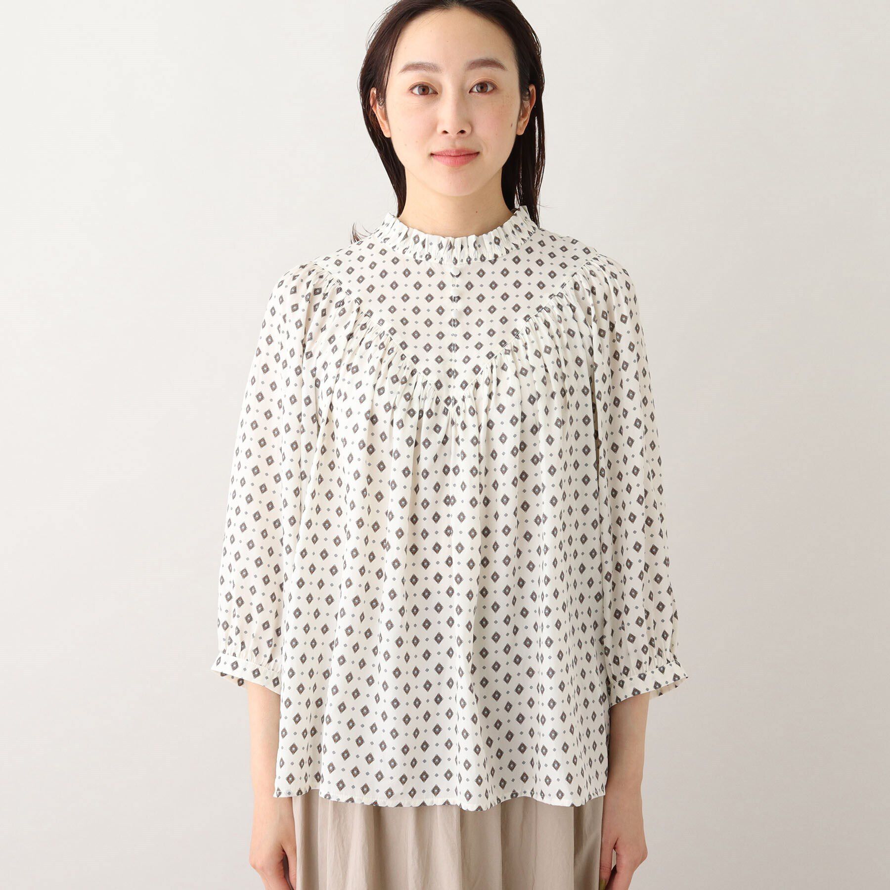 UNTITLED「【華やかトップス】プロバンス柄 フリルネックブラウス」|シャツ・ブラウス|