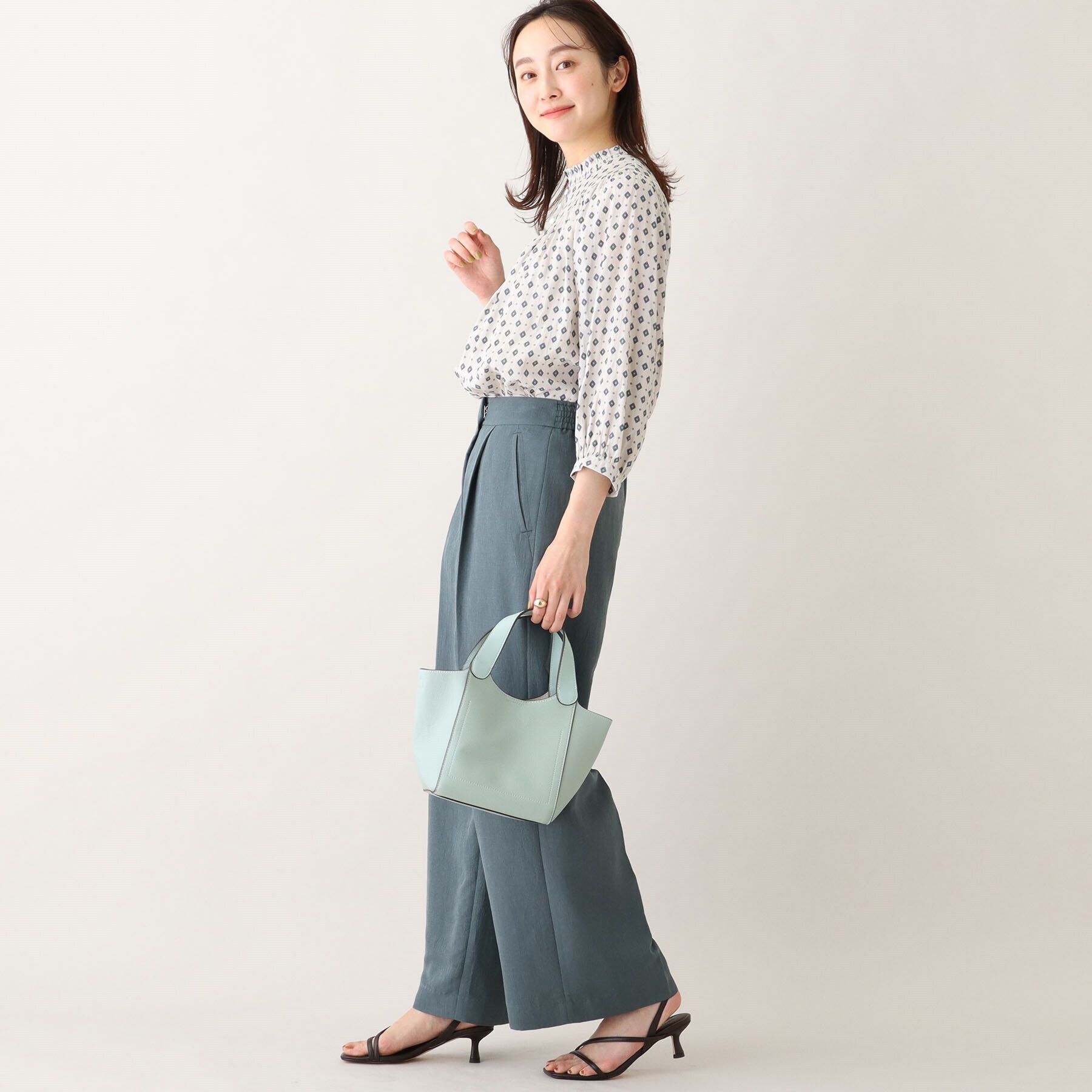 UNTITLED「【華やかトップス】プロバンス柄 フリルネックブラウス」|シャツ・ブラウス|