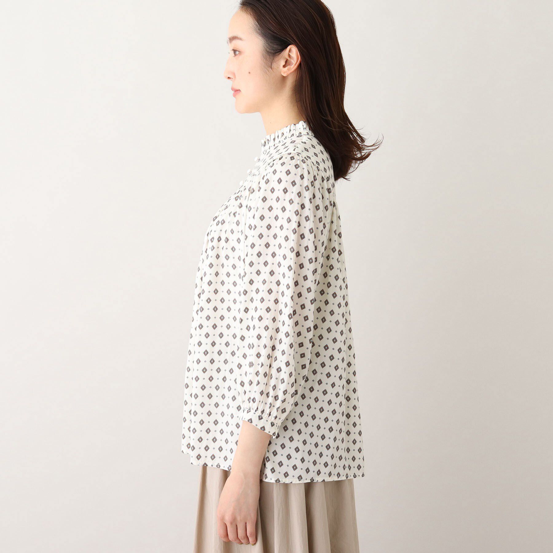 UNTITLED「【華やかトップス】プロバンス柄 フリルネックブラウス」|シャツ・ブラウス|