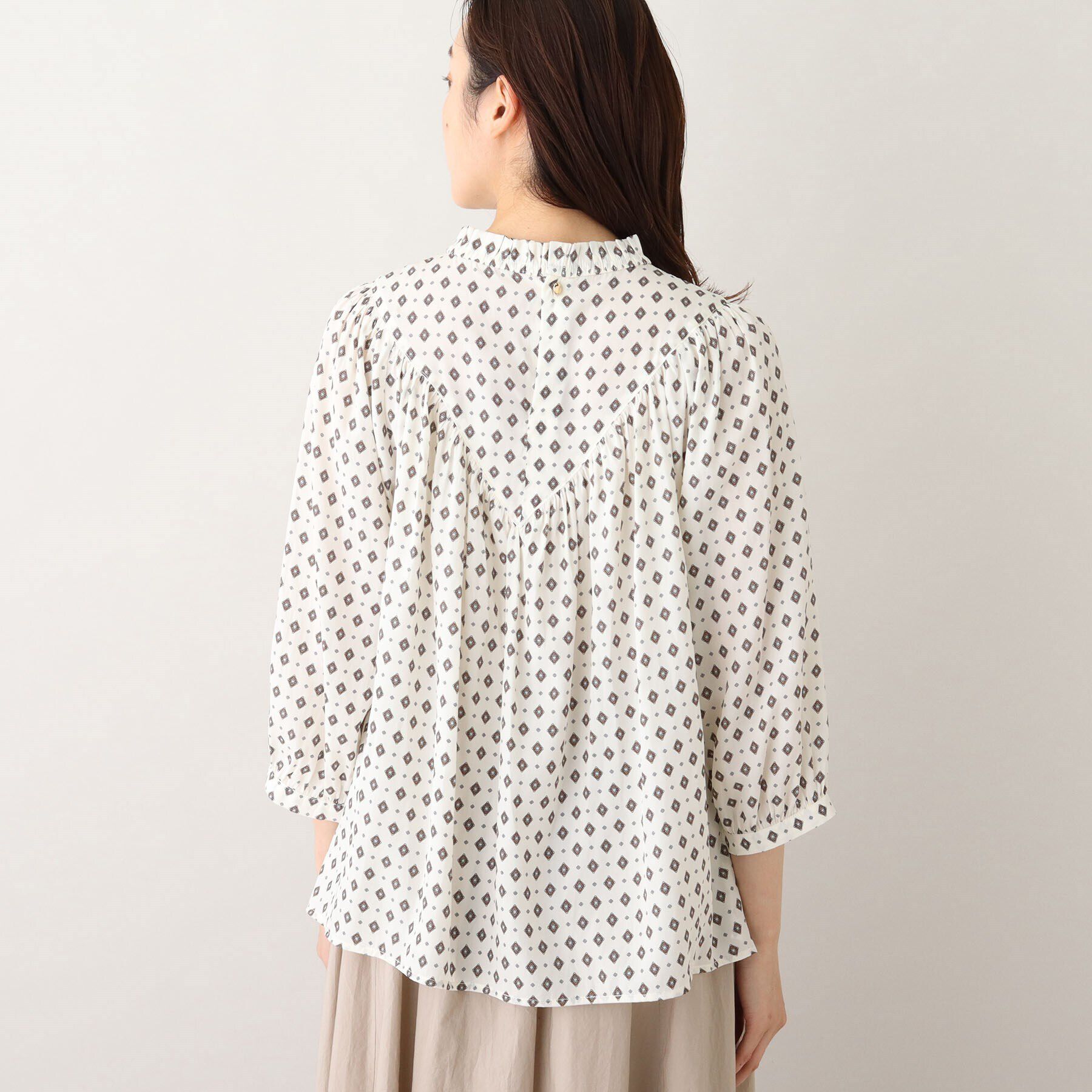 UNTITLED「【華やかトップス】プロバンス柄 フリルネックブラウス」|シャツ・ブラウス|