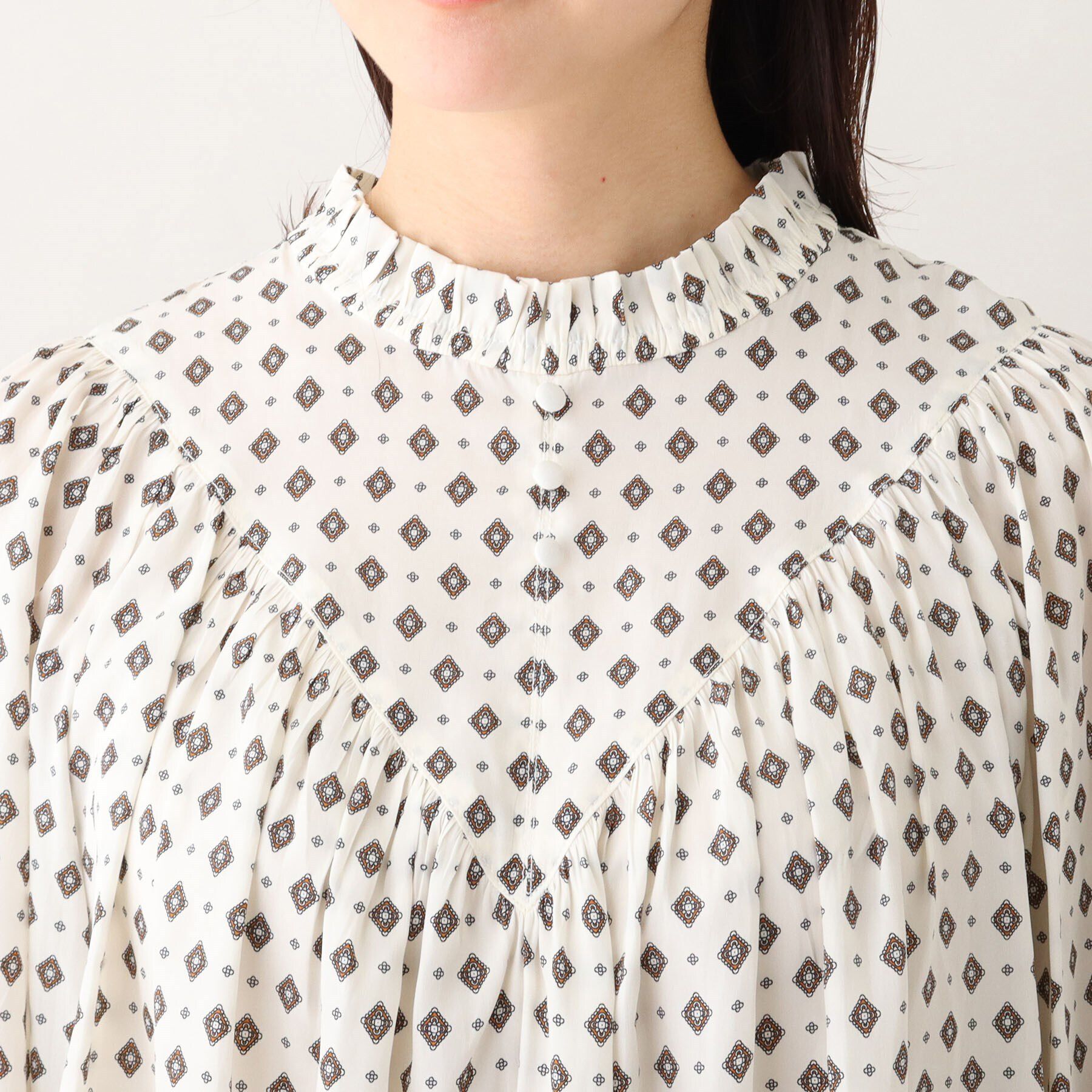 UNTITLED「【華やかトップス】プロバンス柄 フリルネックブラウス」|シャツ・ブラウス|