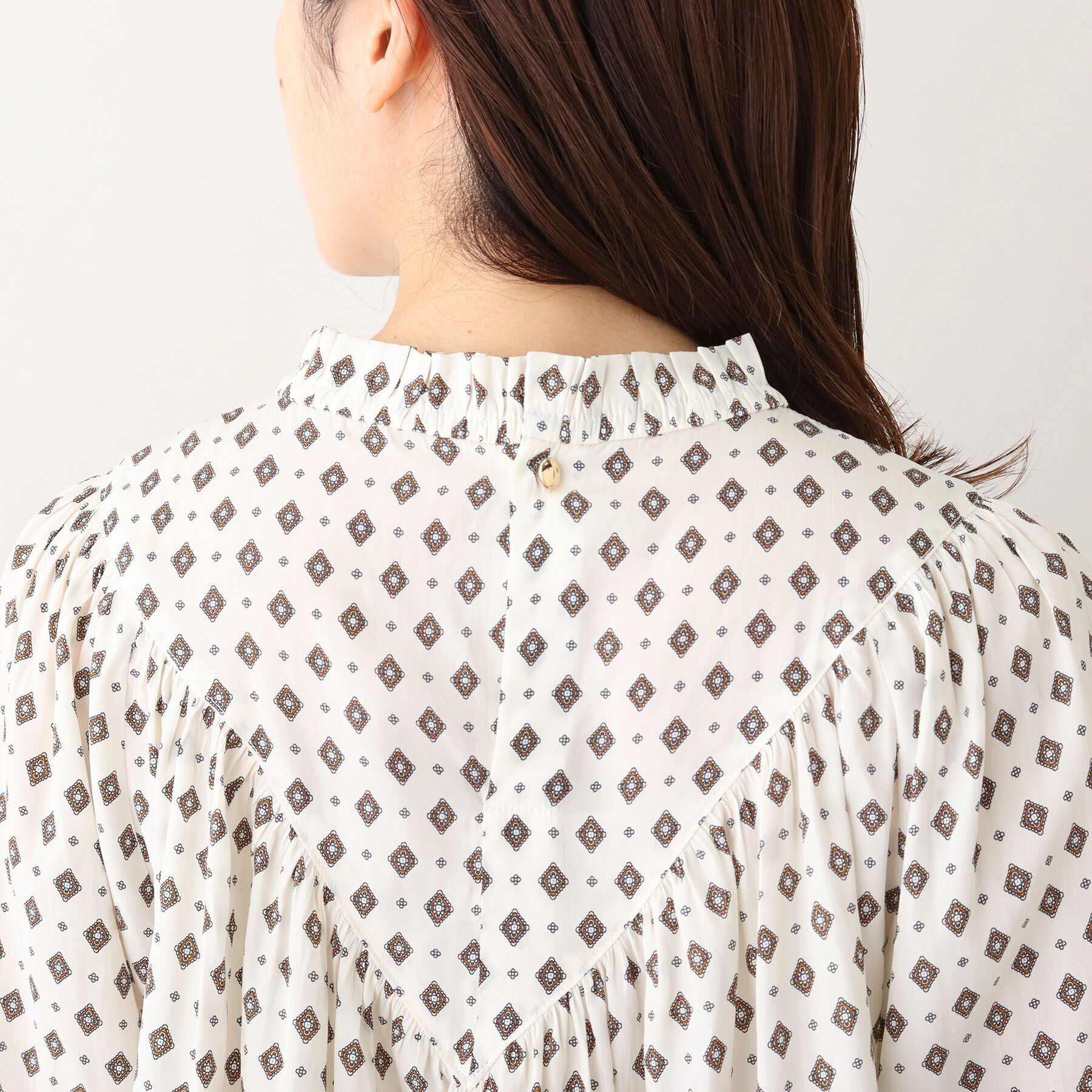 UNTITLED「【華やかトップス】プロバンス柄 フリルネックブラウス」|シャツ・ブラウス|