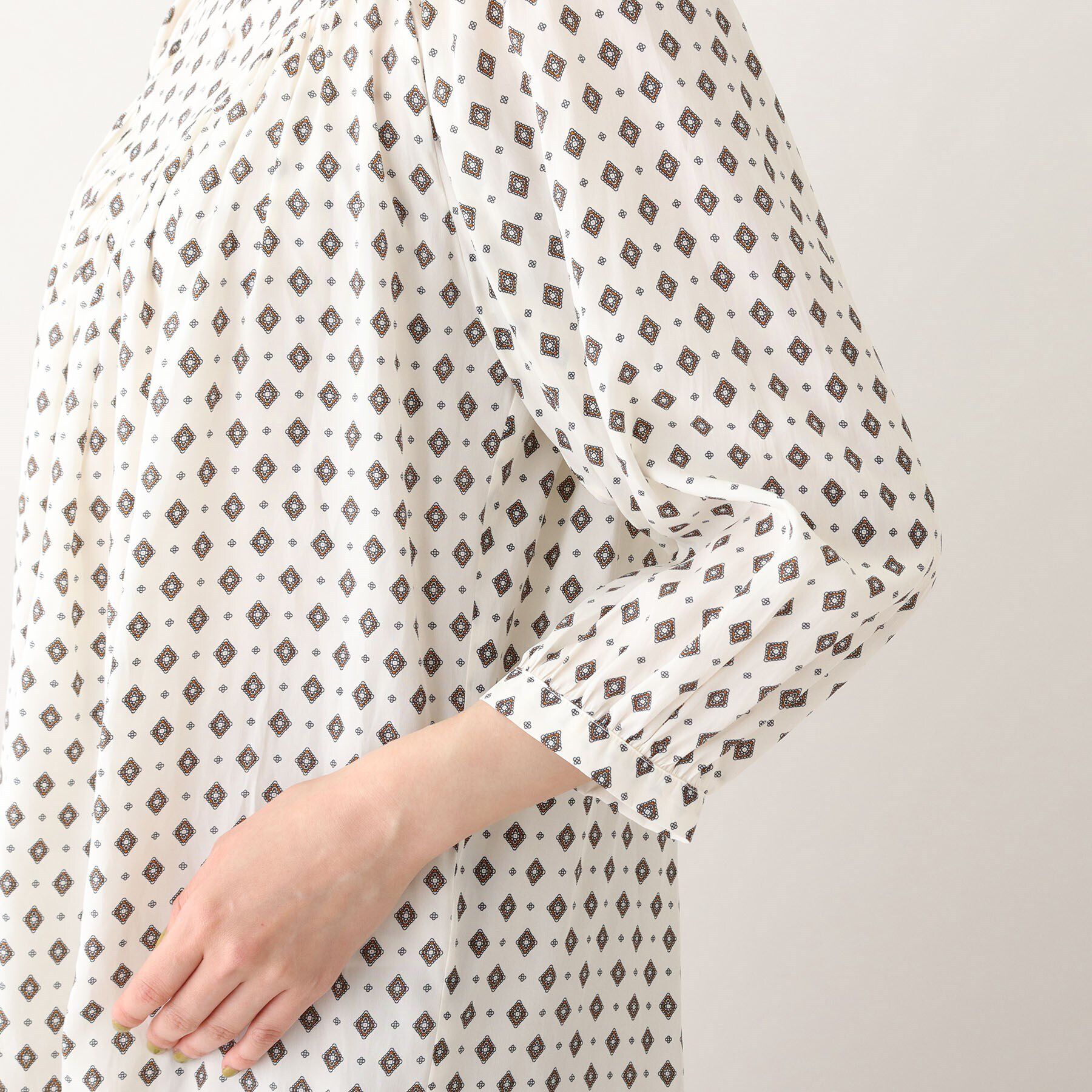 UNTITLED「【華やかトップス】プロバンス柄 フリルネックブラウス」|シャツ・ブラウス|