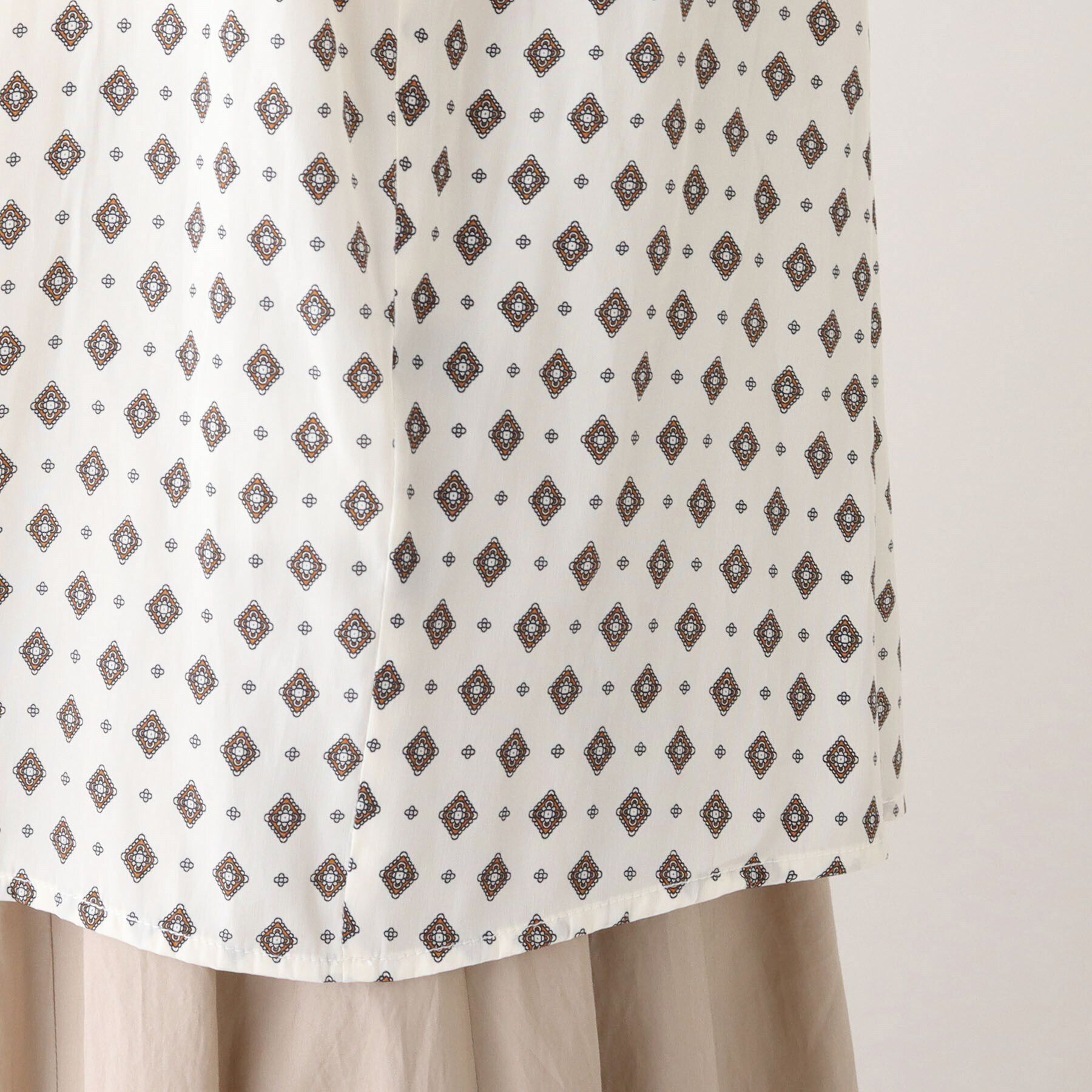 UNTITLED「【華やかトップス】プロバンス柄 フリルネックブラウス」|シャツ・ブラウス|