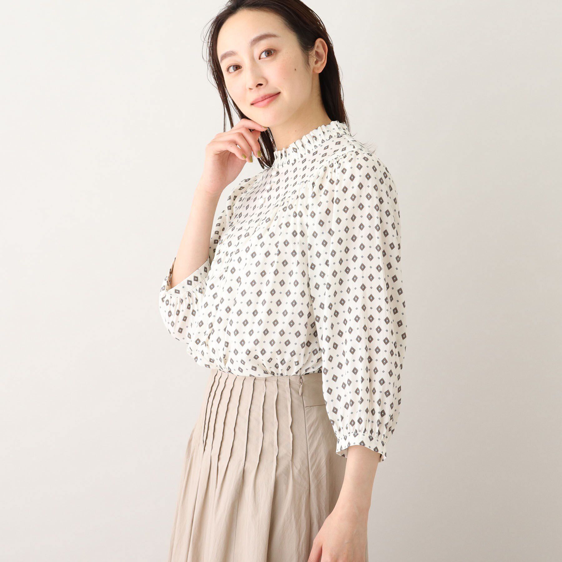 UNTITLED「【華やかトップス】プロバンス柄 フリルネックブラウス」|シャツ・ブラウス|