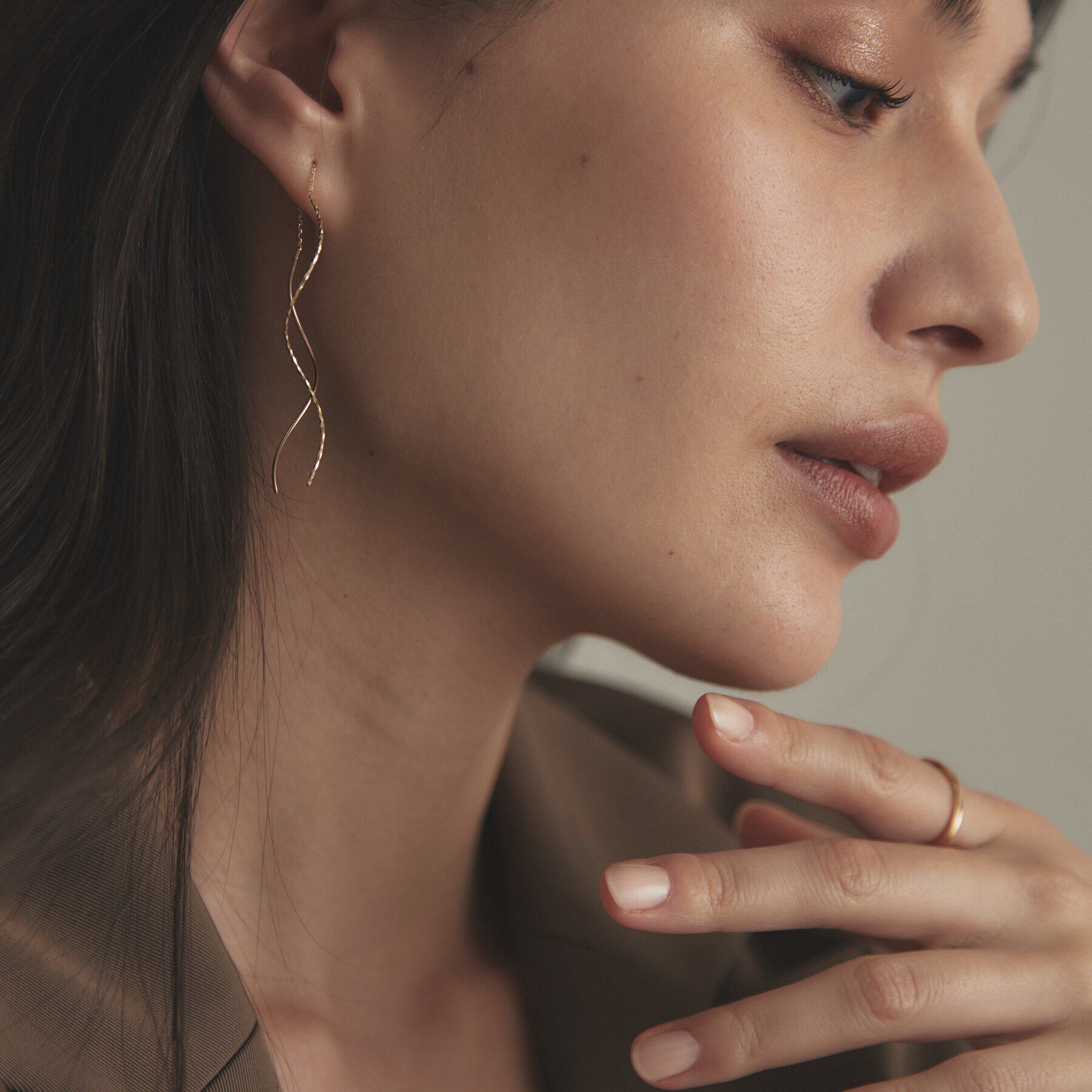 COCOSHNIK「K10ポリッシュ&times;ミラーカット S字ライン チェーンピアス」|ピアス|