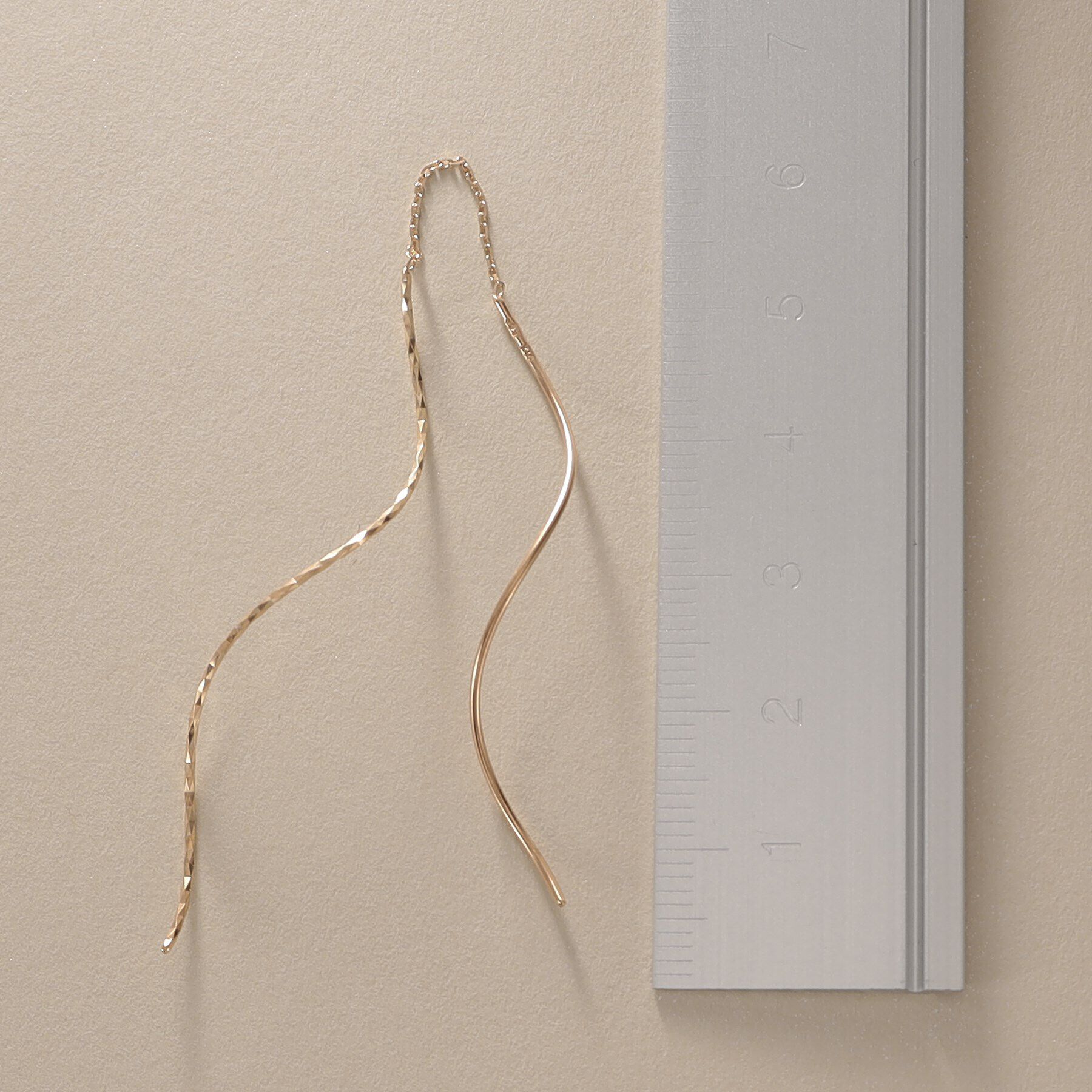 COCOSHNIK「K10ポリッシュ&times;ミラーカット S字ライン チェーンピアス」|ピアス|