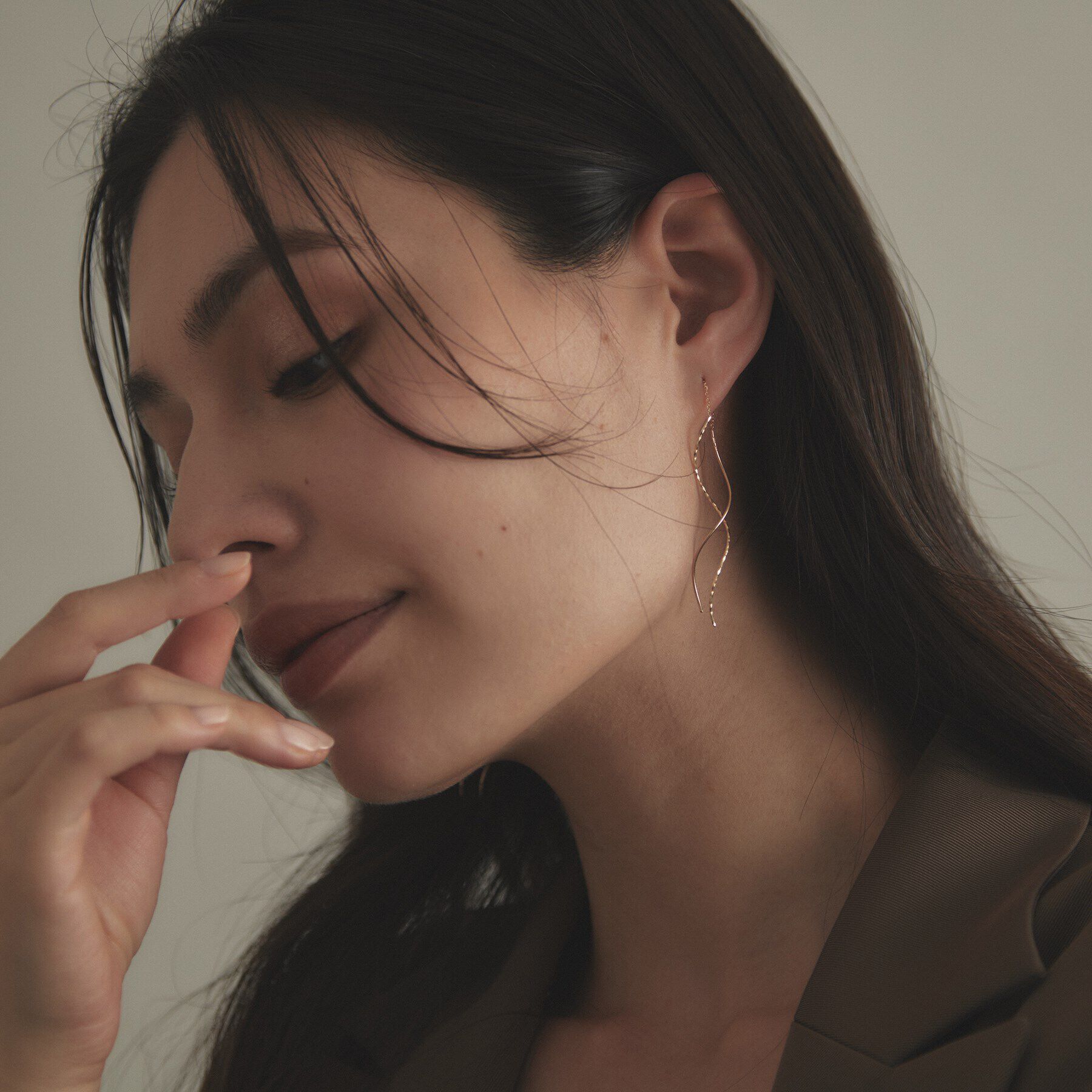 COCOSHNIK「K10ポリッシュ&times;ミラーカット S字ライン チェーンピアス」|ピアス|