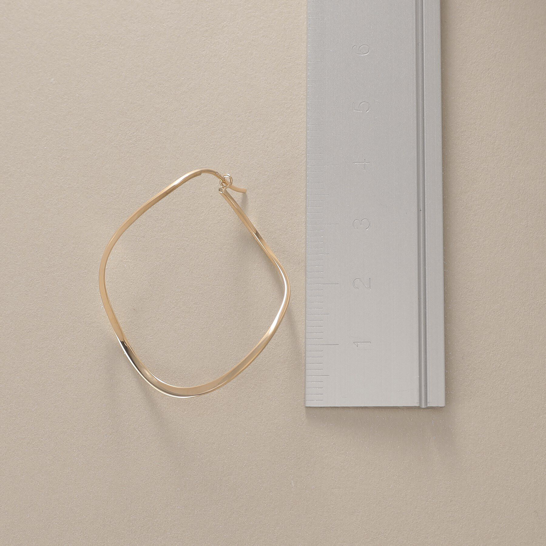 COCOSHNIK「K10ポリッシュ 変形フープピアスM」|ピアス|