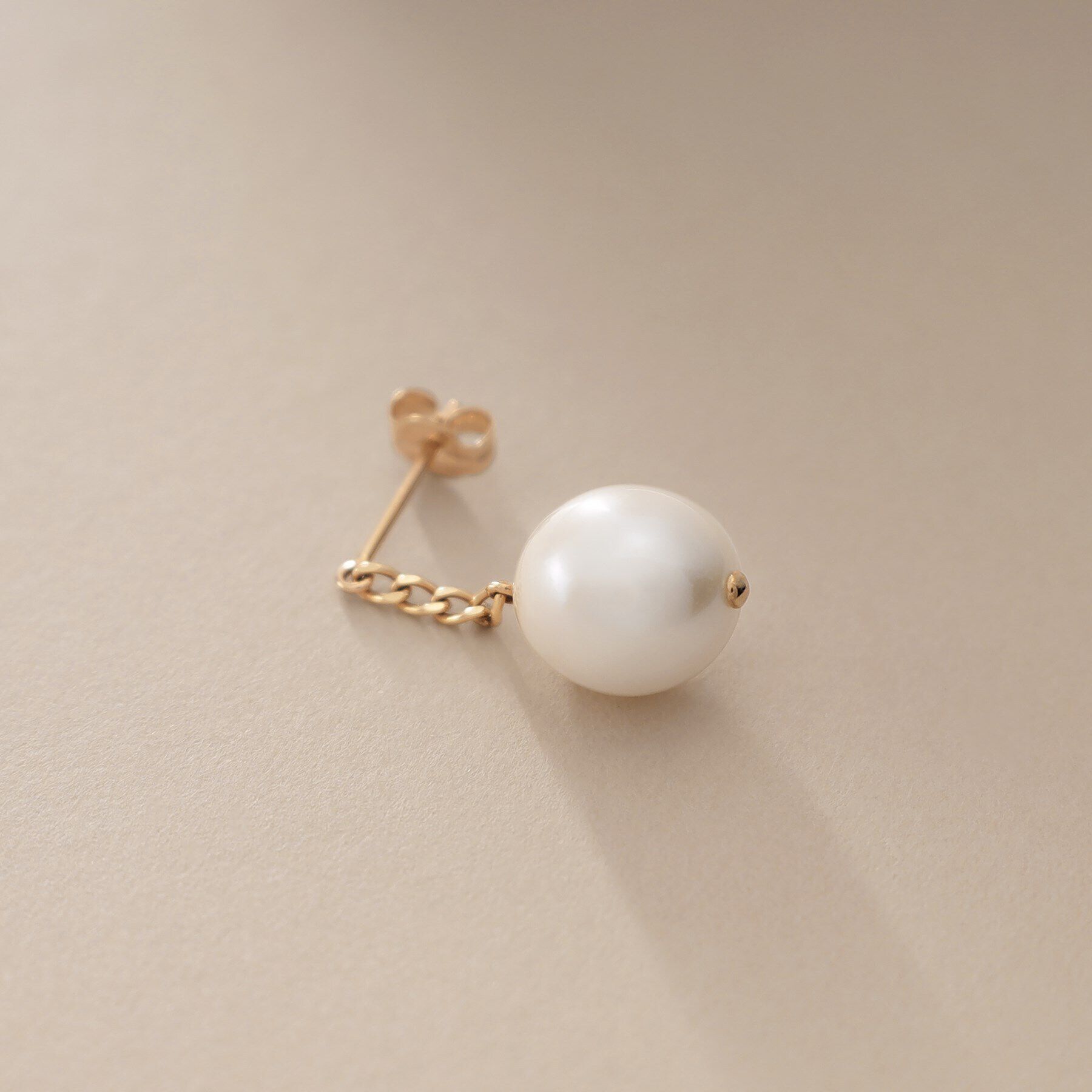 COCOSHNIK「K10キヘイハンギングパール スタッドピアス」|ピアス|