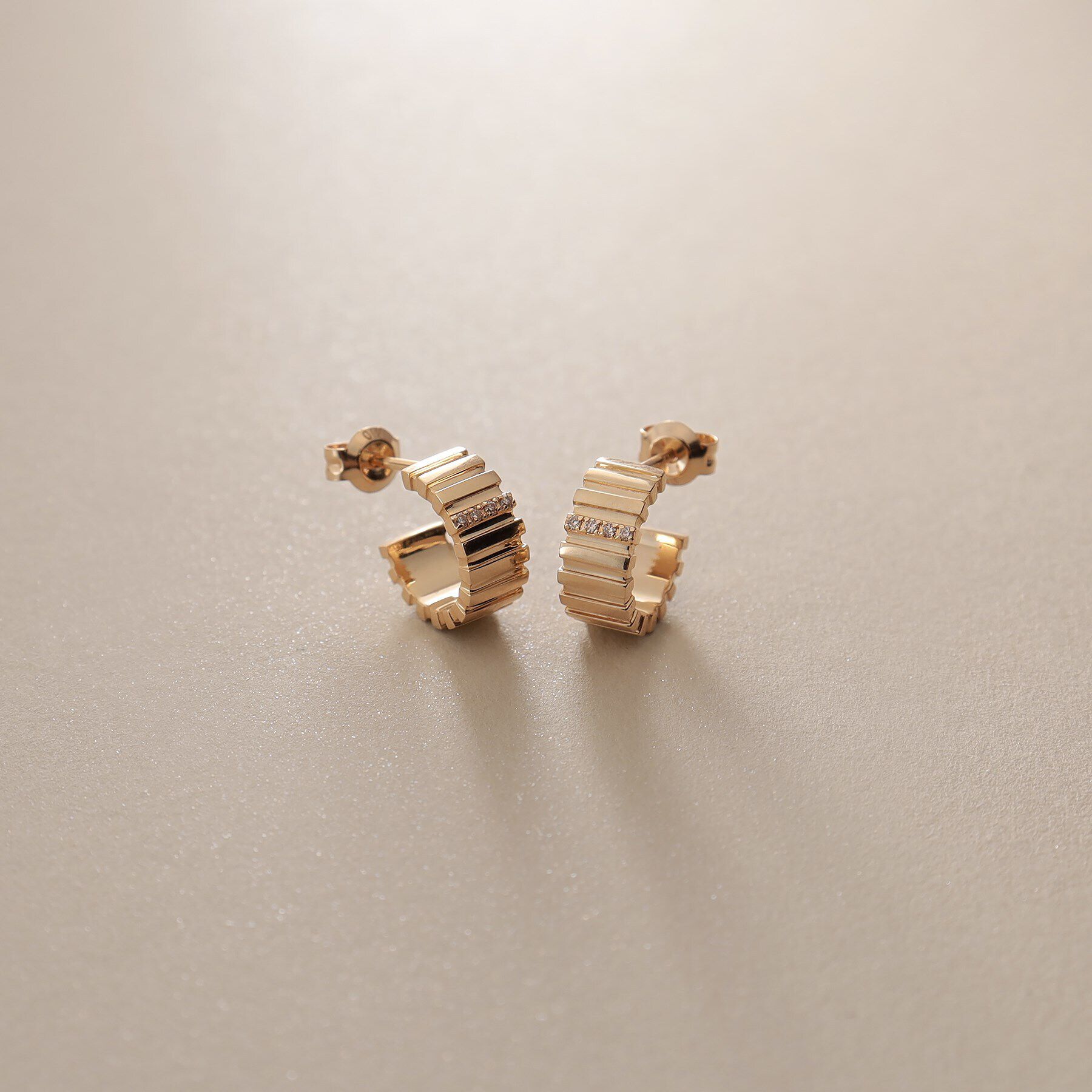 COCOSHNIK「K10ダイヤモンド グルーブフープ スタッドピアス」|ピアス|