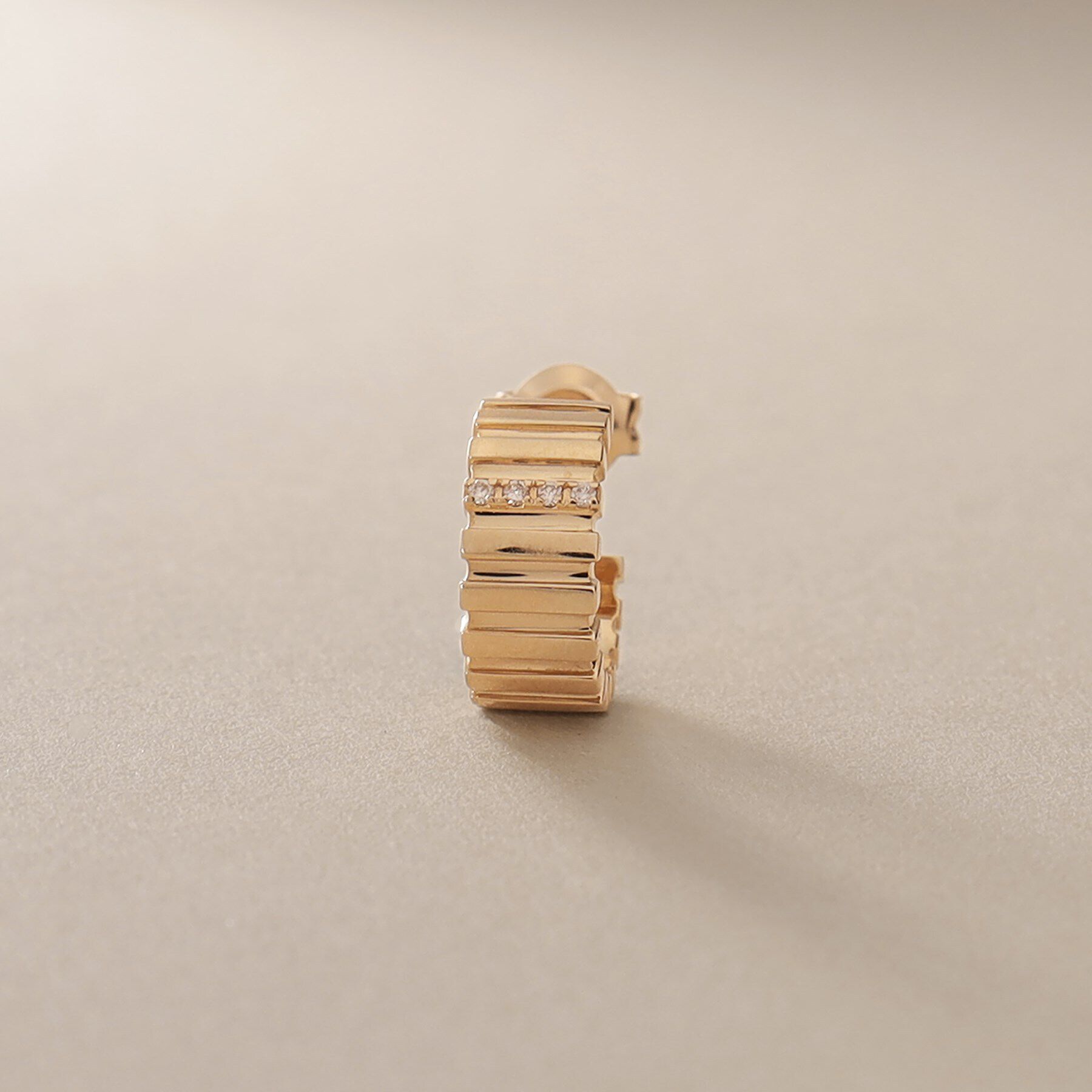 COCOSHNIK「K10ダイヤモンド グルーブフープ スタッドピアス」|ピアス|