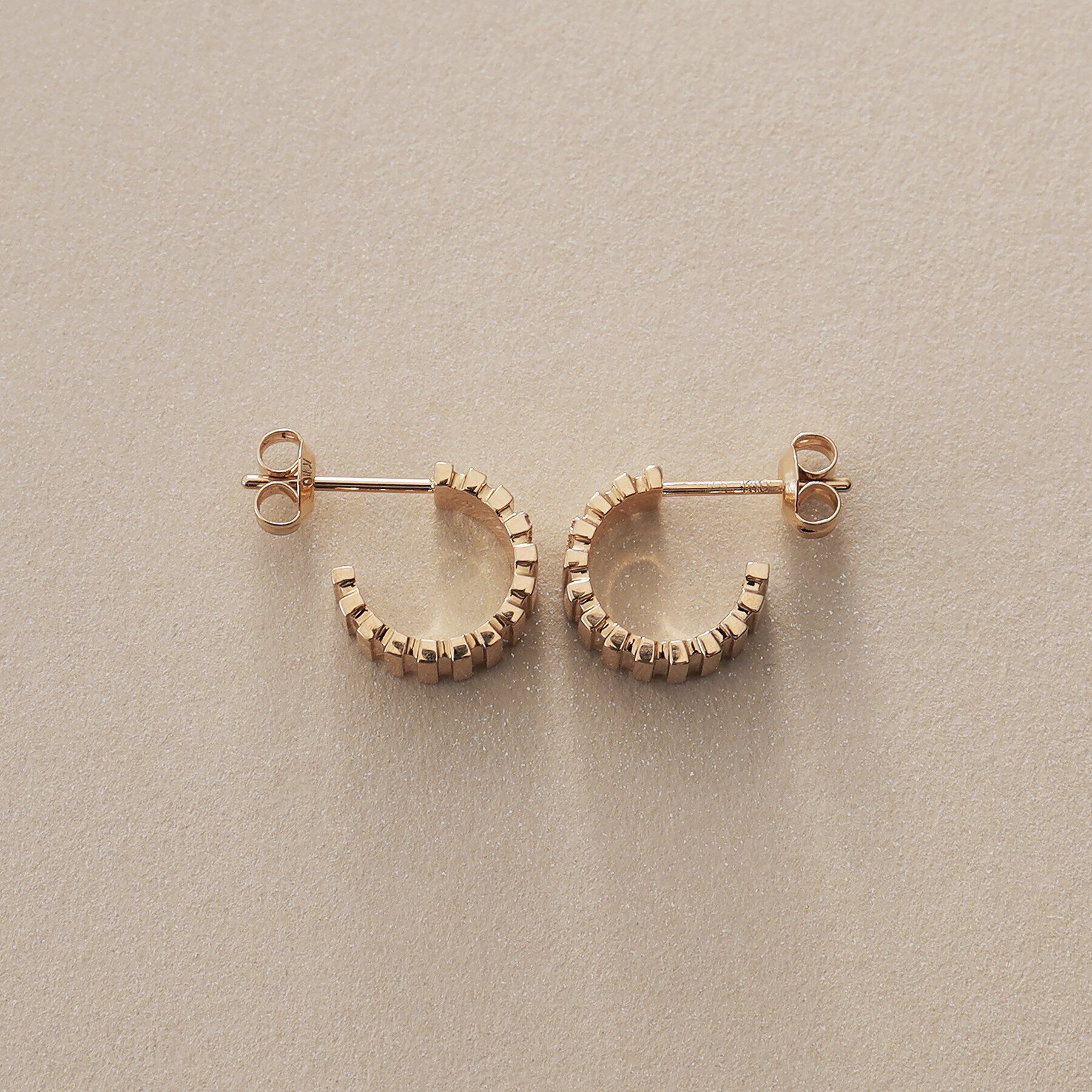 COCOSHNIK「K10ダイヤモンド グルーブフープ スタッドピアス」|ピアス|