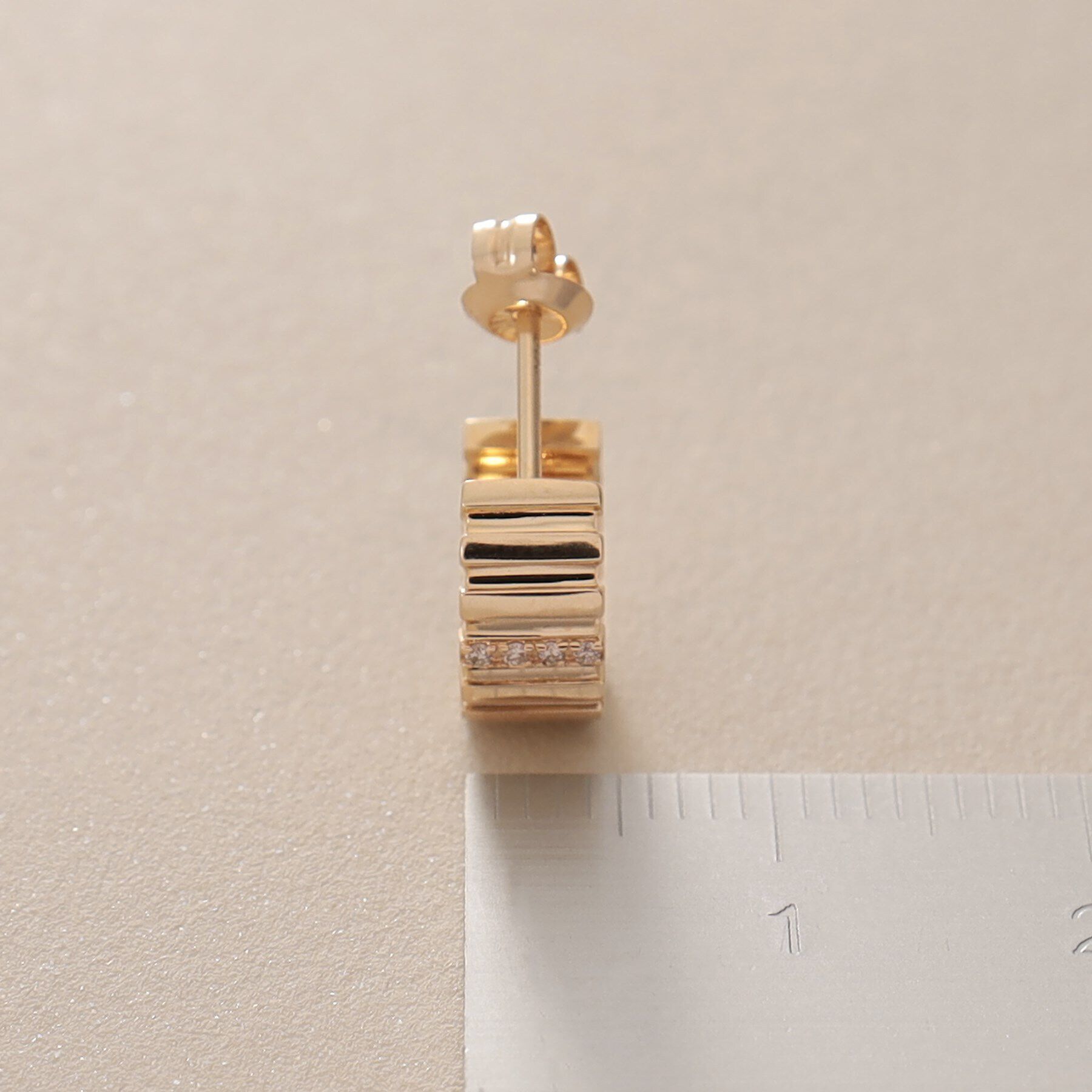 COCOSHNIK「K10ダイヤモンド グルーブフープ スタッドピアス」|ピアス|
