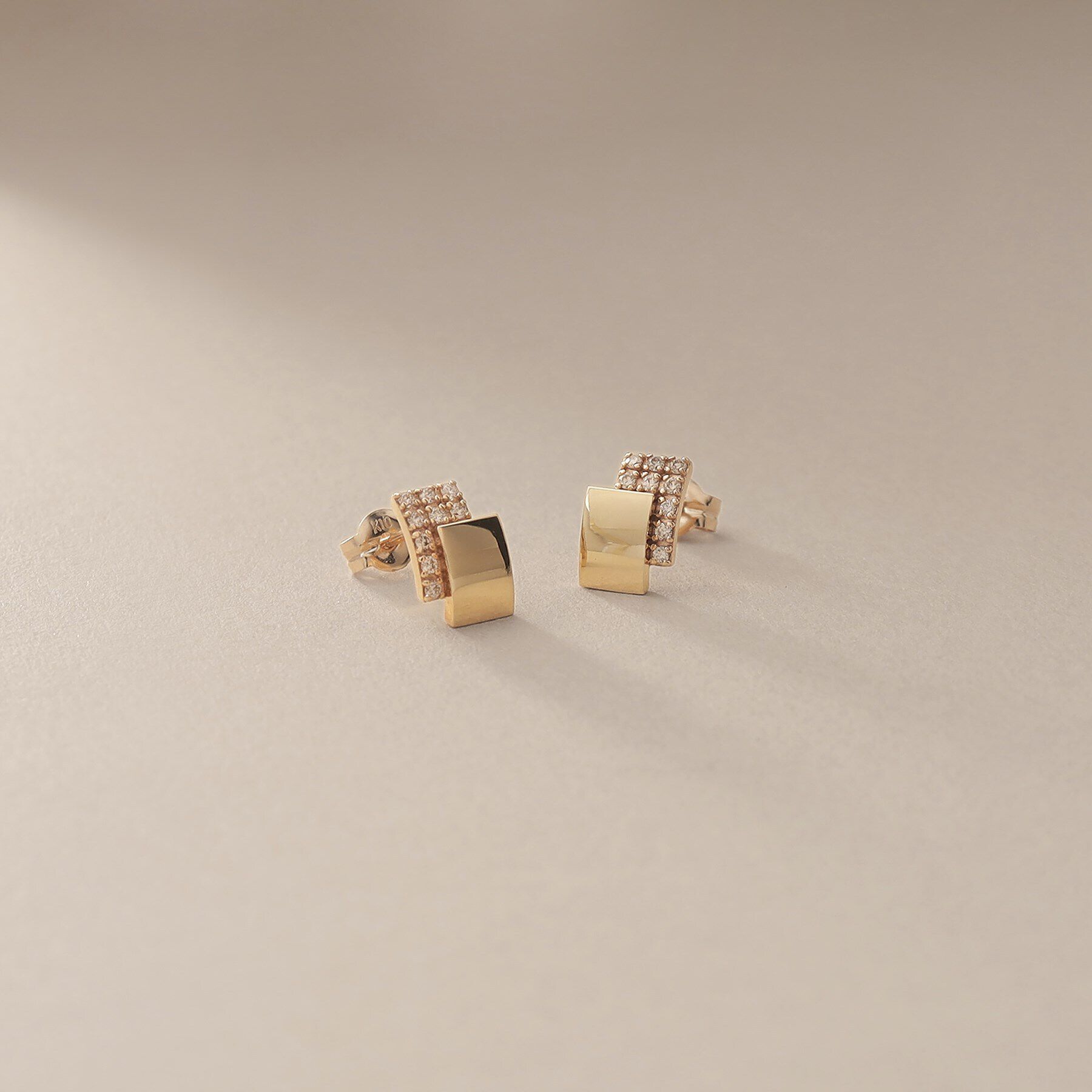 COCOSHNIK「K10ダイヤモンド シフテッドスクエア スタッドピアス」|ピアス|