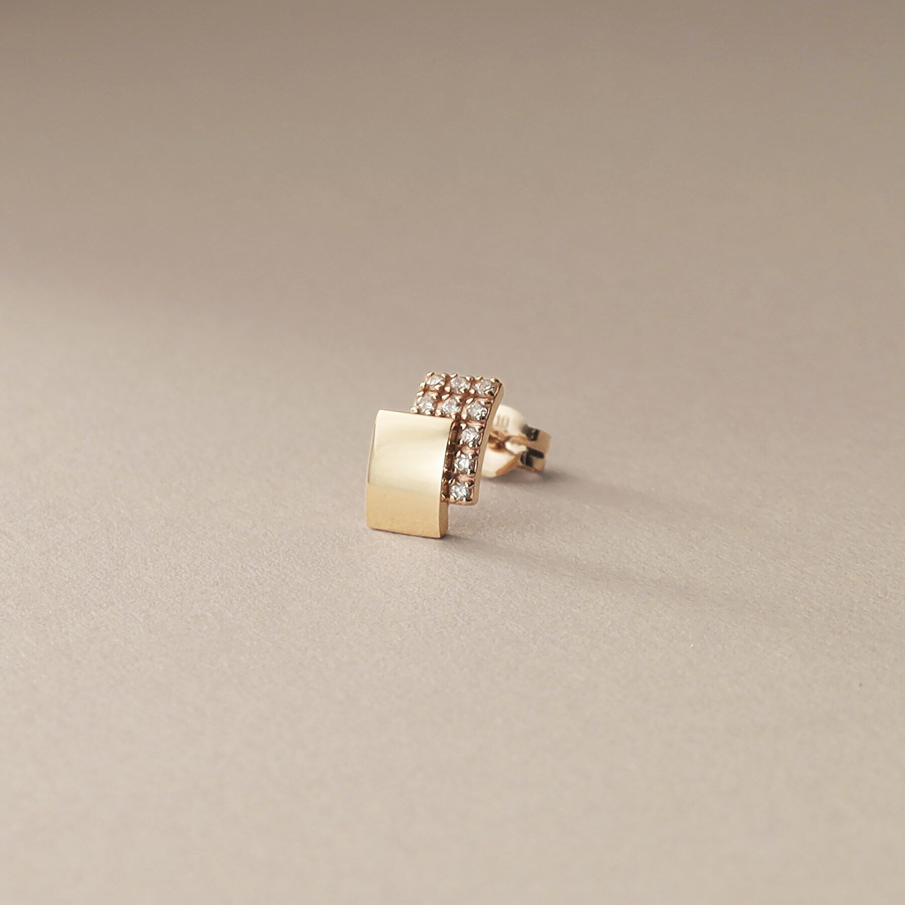 COCOSHNIK「K10ダイヤモンド シフテッドスクエア スタッドピアス」|ピアス|