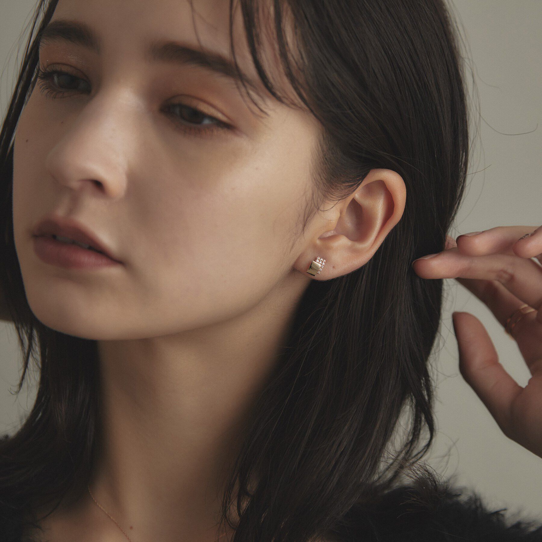 COCOSHNIK「K10ダイヤモンド シフテッドスクエア スタッドピアス」|ピアス|