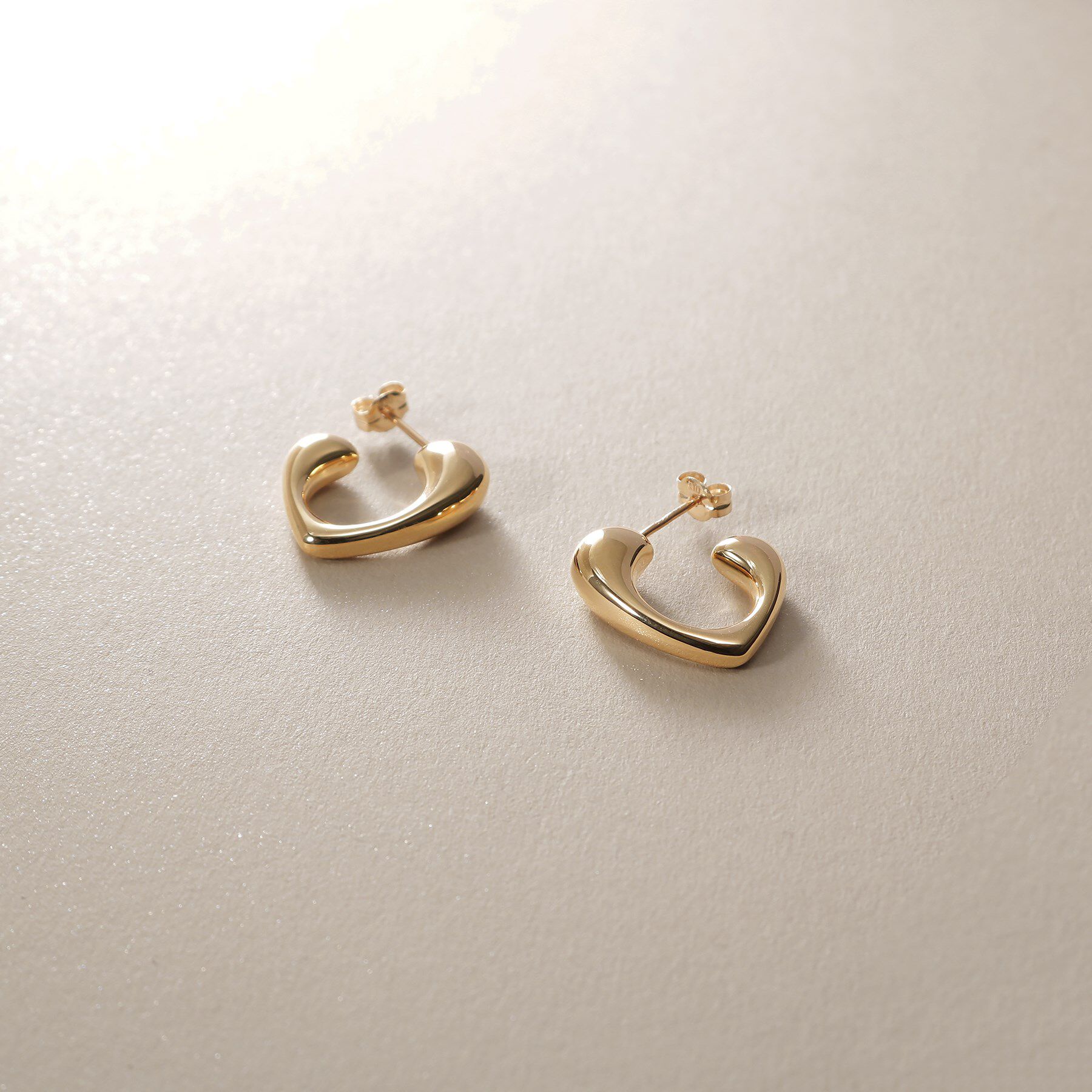 COCOSHNIK「K10中空ラウンデッドシェイプフープ スタッドピアス」|ピアス|