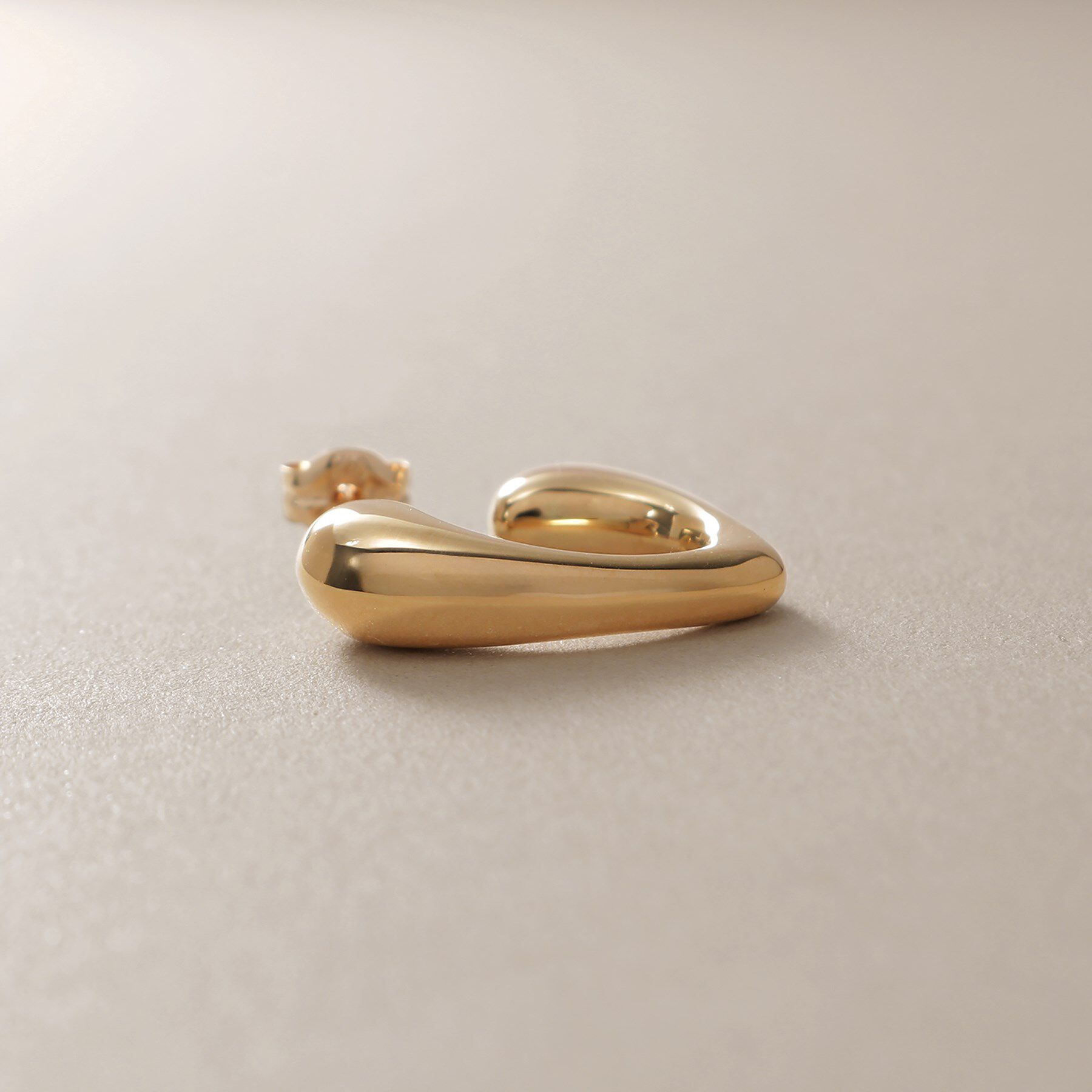 COCOSHNIK「K10中空ラウンデッドシェイプフープ スタッドピアス」|ピアス|