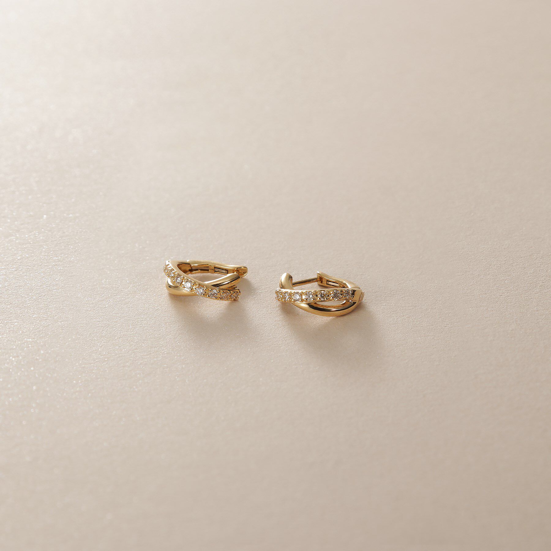 COCOSHNIK「K18ダイヤモンド Xライン ワンタッチピアス」|ピアス|