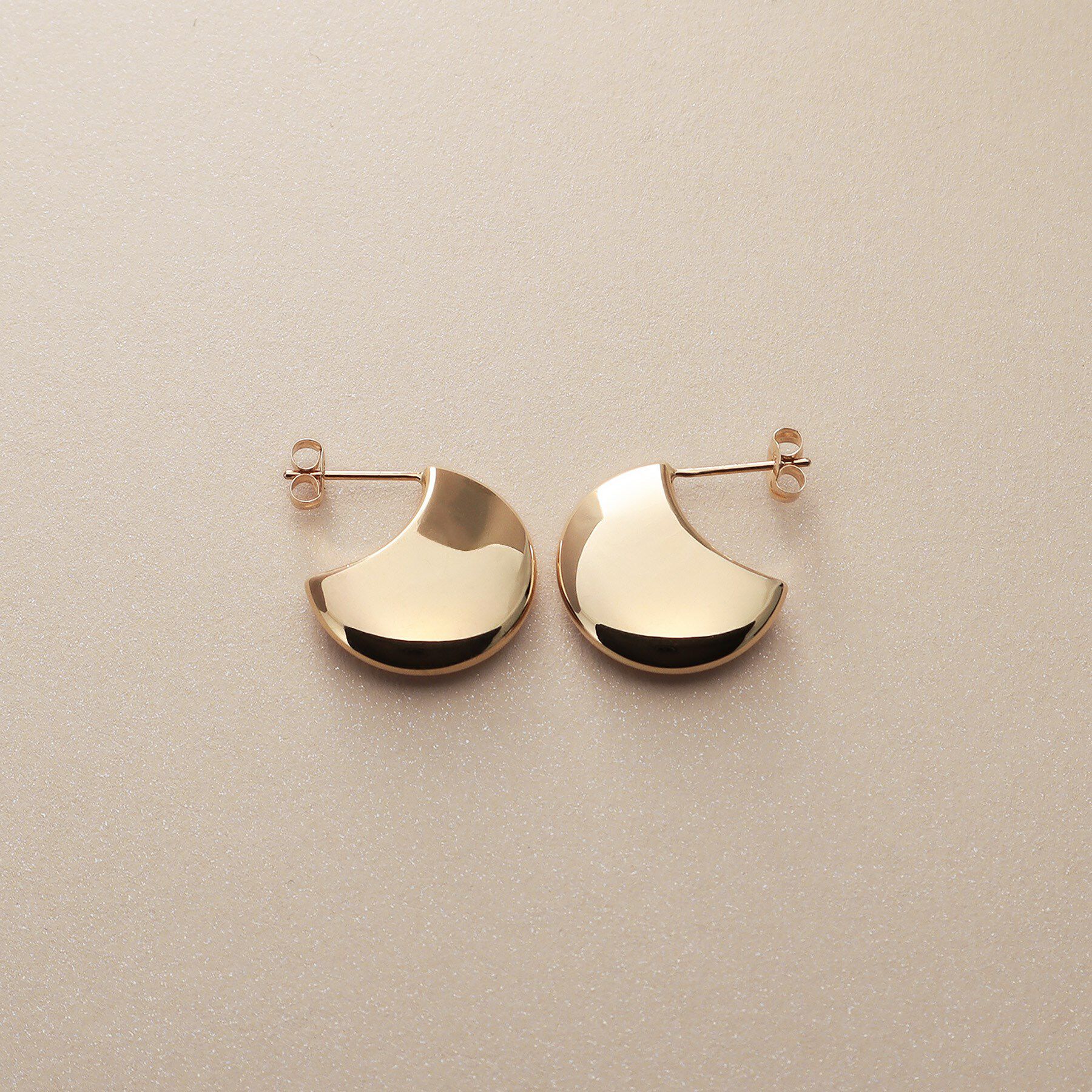 COCOSHNIK「K10中空カーブフラット スタッズピアス」|ピアス|