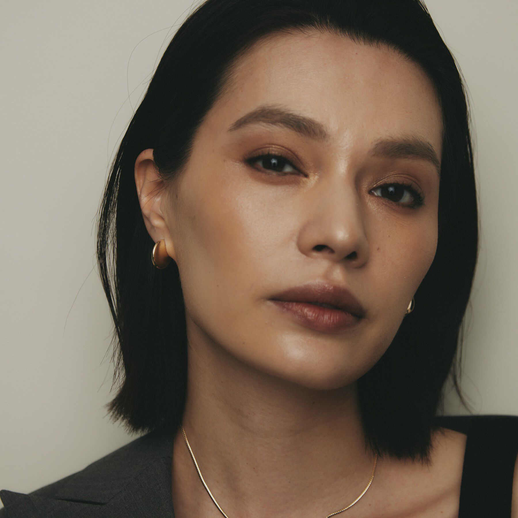 COCOSHNIK「K10中空カーブフラット スタッズピアス」|ピアス|