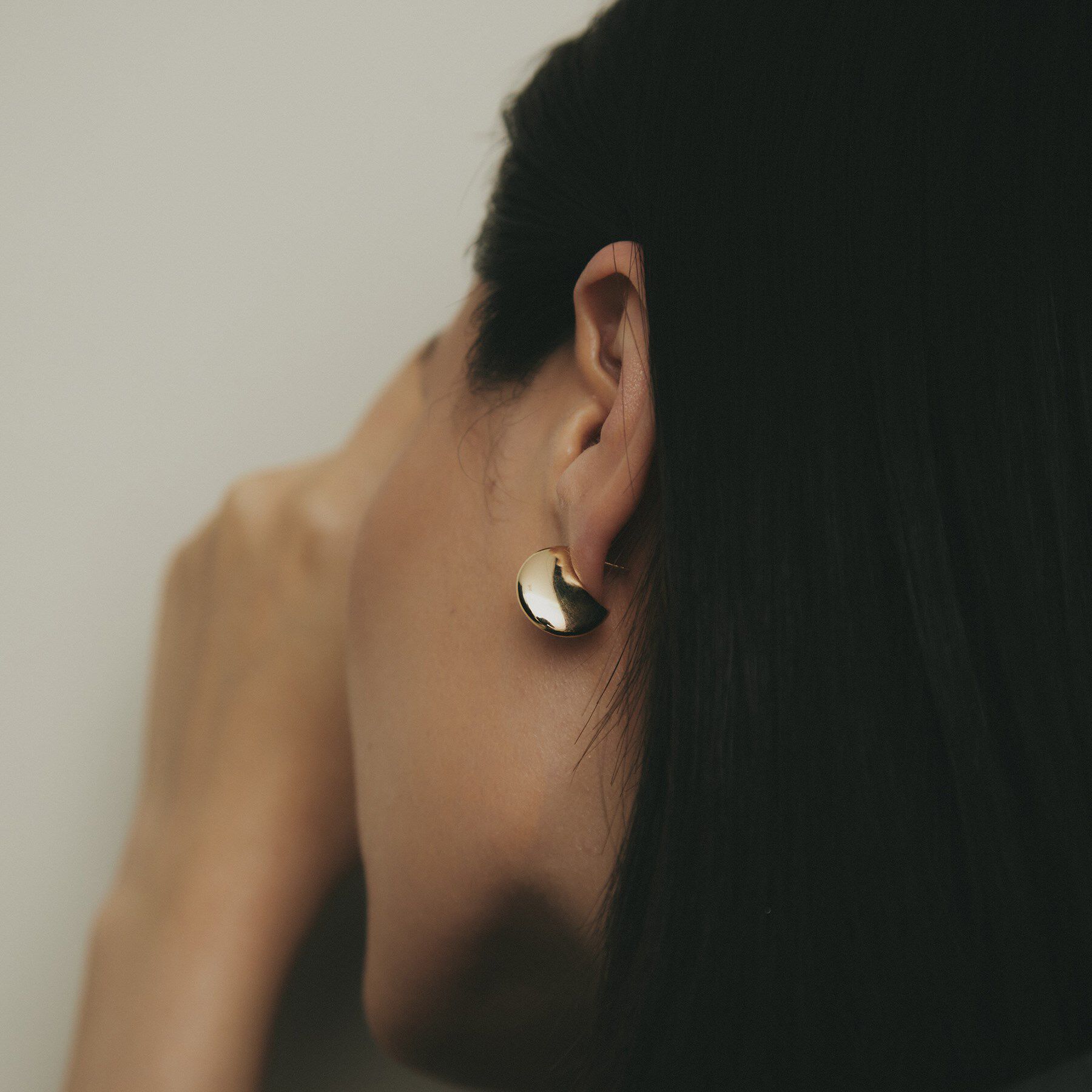 COCOSHNIK「K10中空カーブフラット スタッズピアス」|ピアス|