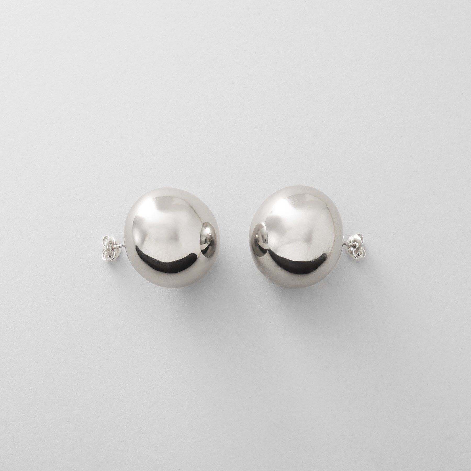 COCOSHNIK ONKITSCH「シルバー ホロウラウンドクッションピアス」|ピアス|