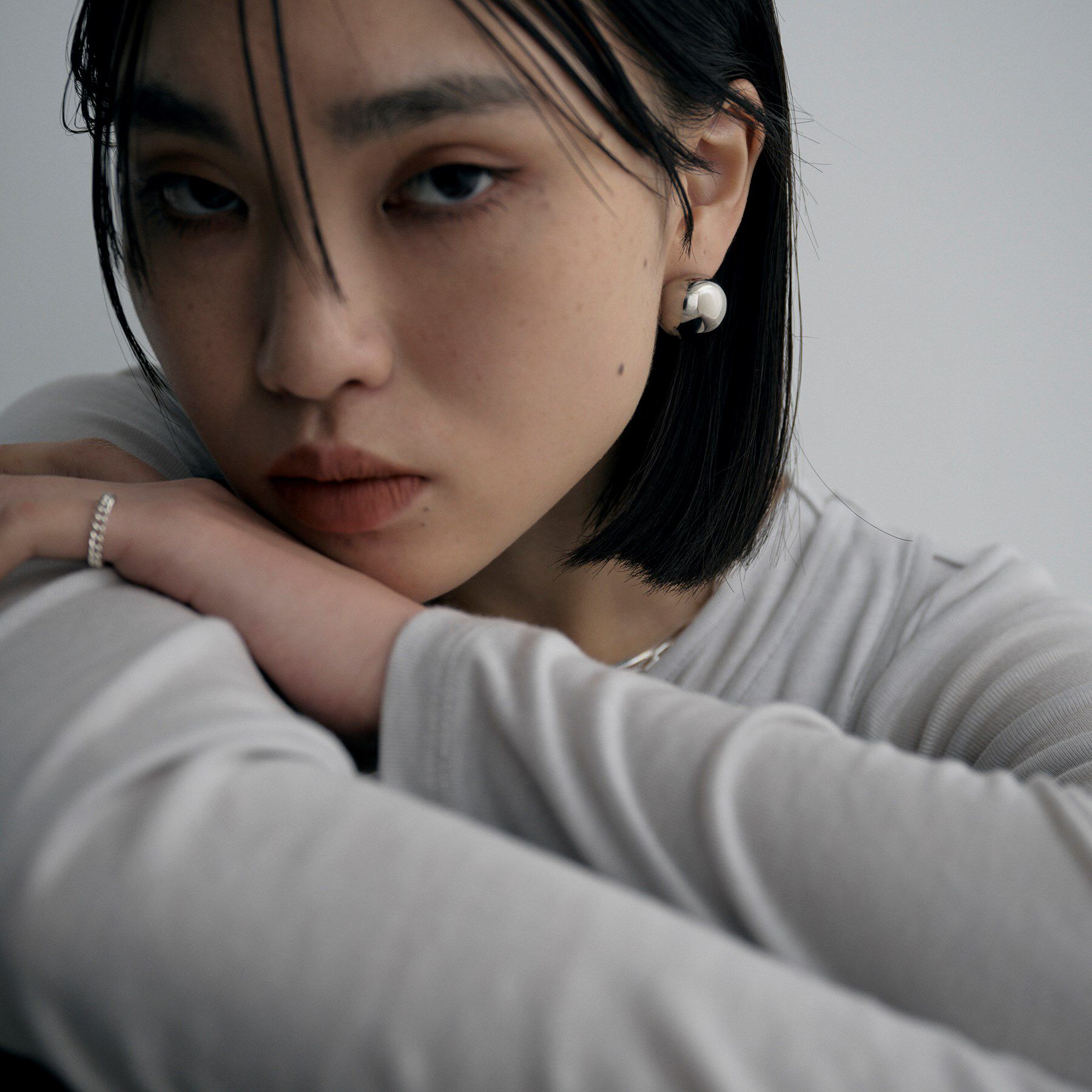 COCOSHNIK ONKITSCH「シルバー ホロウラウンドクッションピアス」|ピアス|