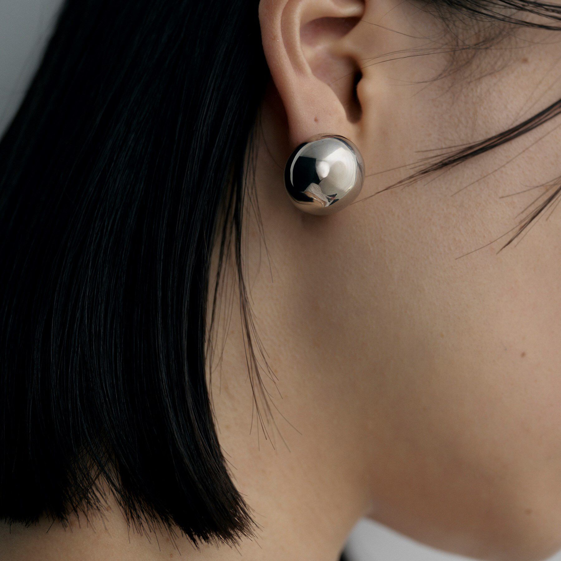 COCOSHNIK ONKITSCH「シルバー ホロウラウンドクッションピアス」|ピアス|