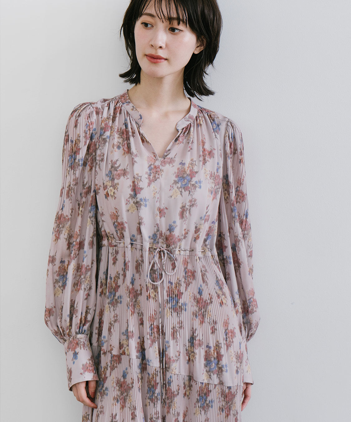 ココディール 岡崎紗絵さんコラボ フラワープリントプリーツティアードワンピース 岡崎紗絵さんコラボ】フラワープリントプリーツティアードワンピース