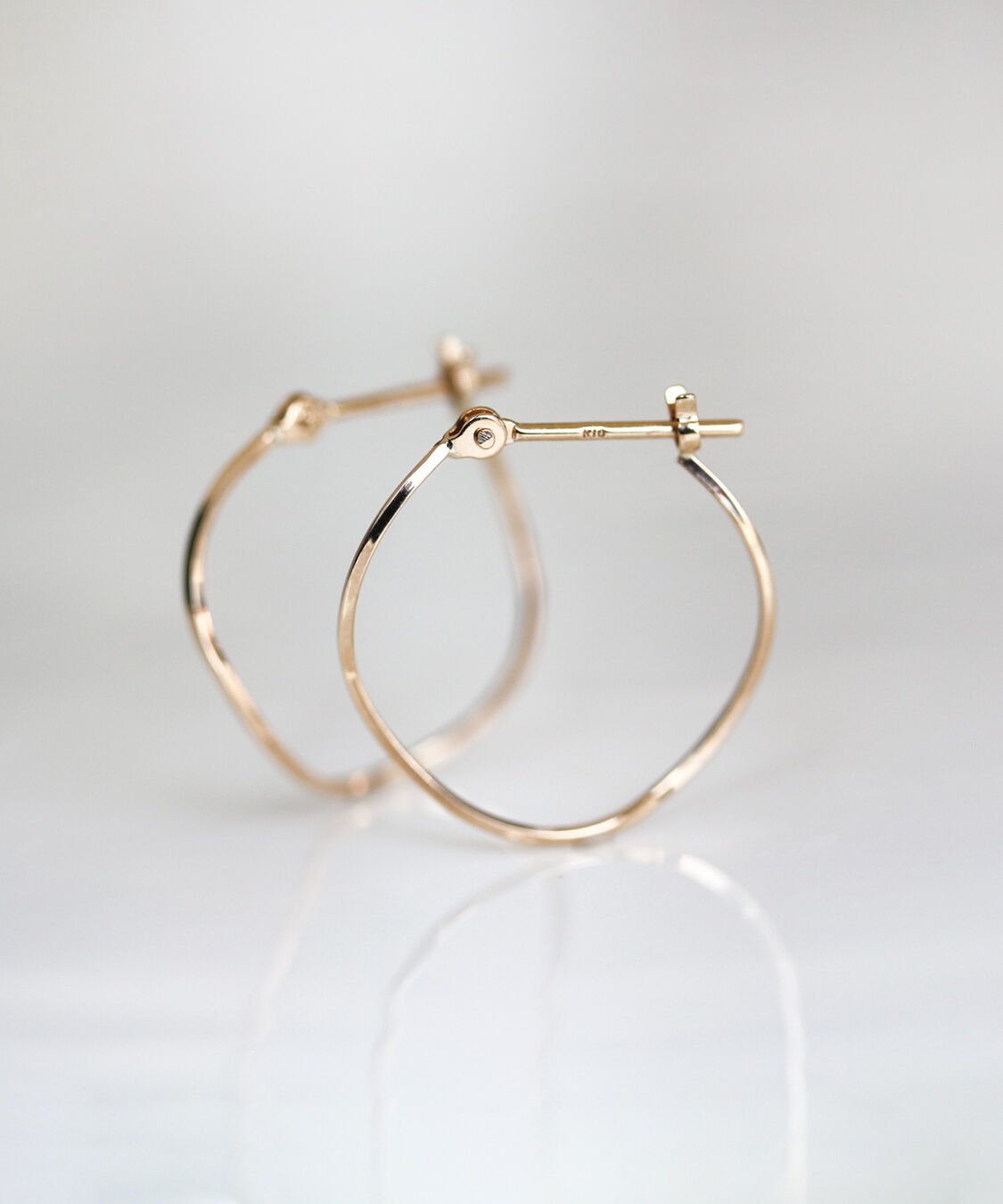  「ゴールド ウェーブ スナップ フープ ピアス | K10YG」|ピアス|