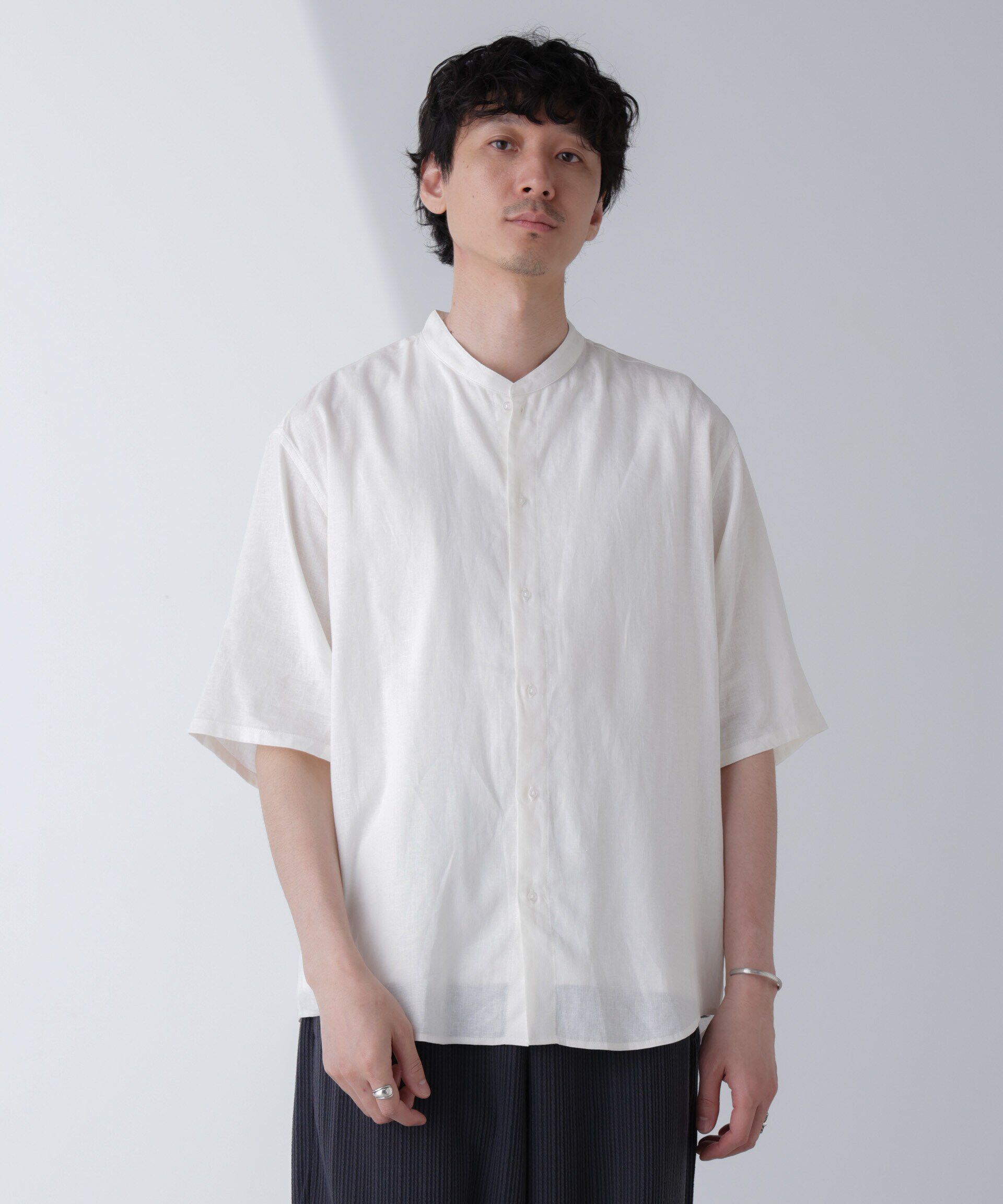 nano･universe「アンチスメルリネン バンドカラーシャツ 半袖」|シャツ・ブラウス|