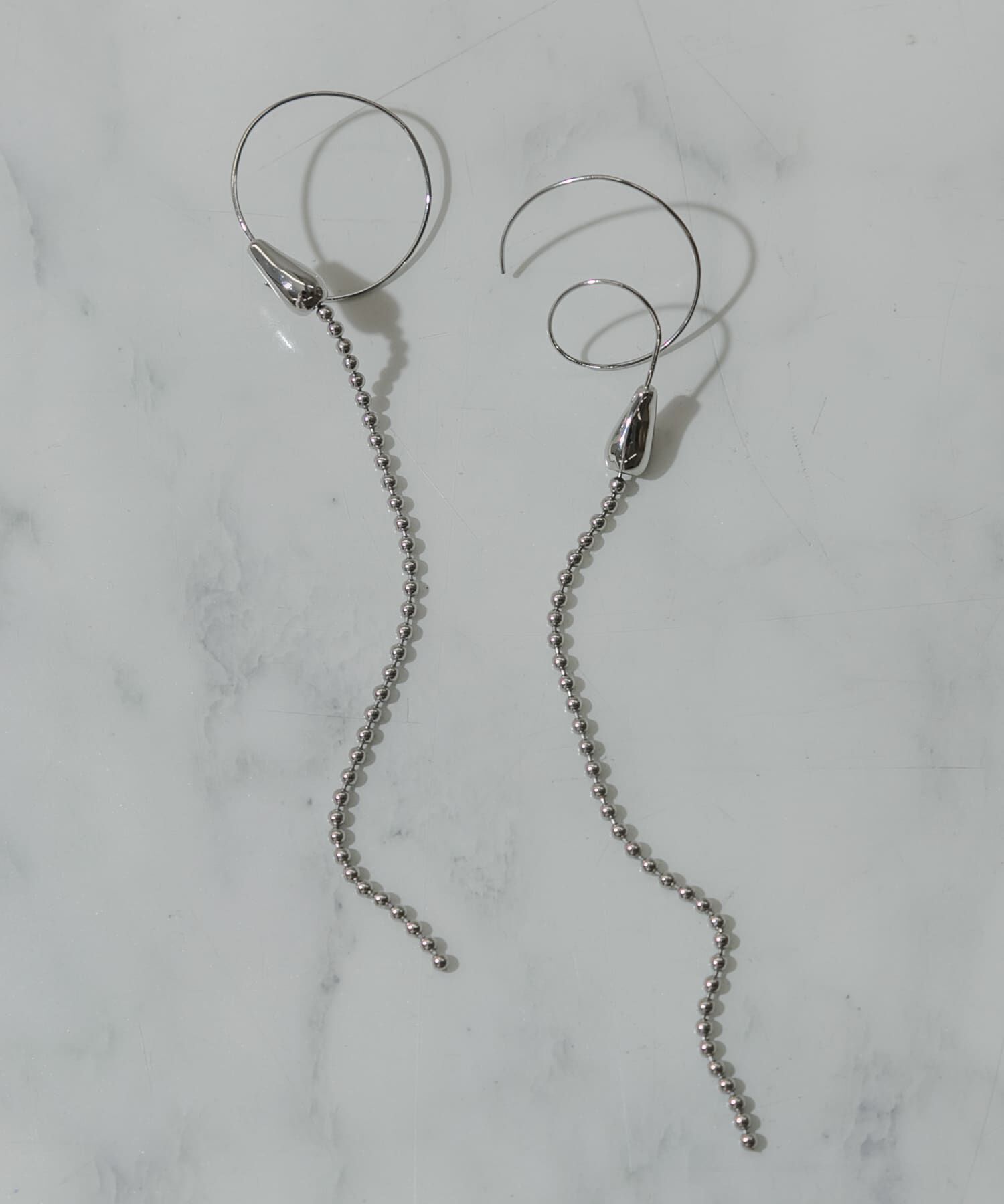 SMELLY「アシメサークルフックボールチェーンピアス」|ピアス|シルバー