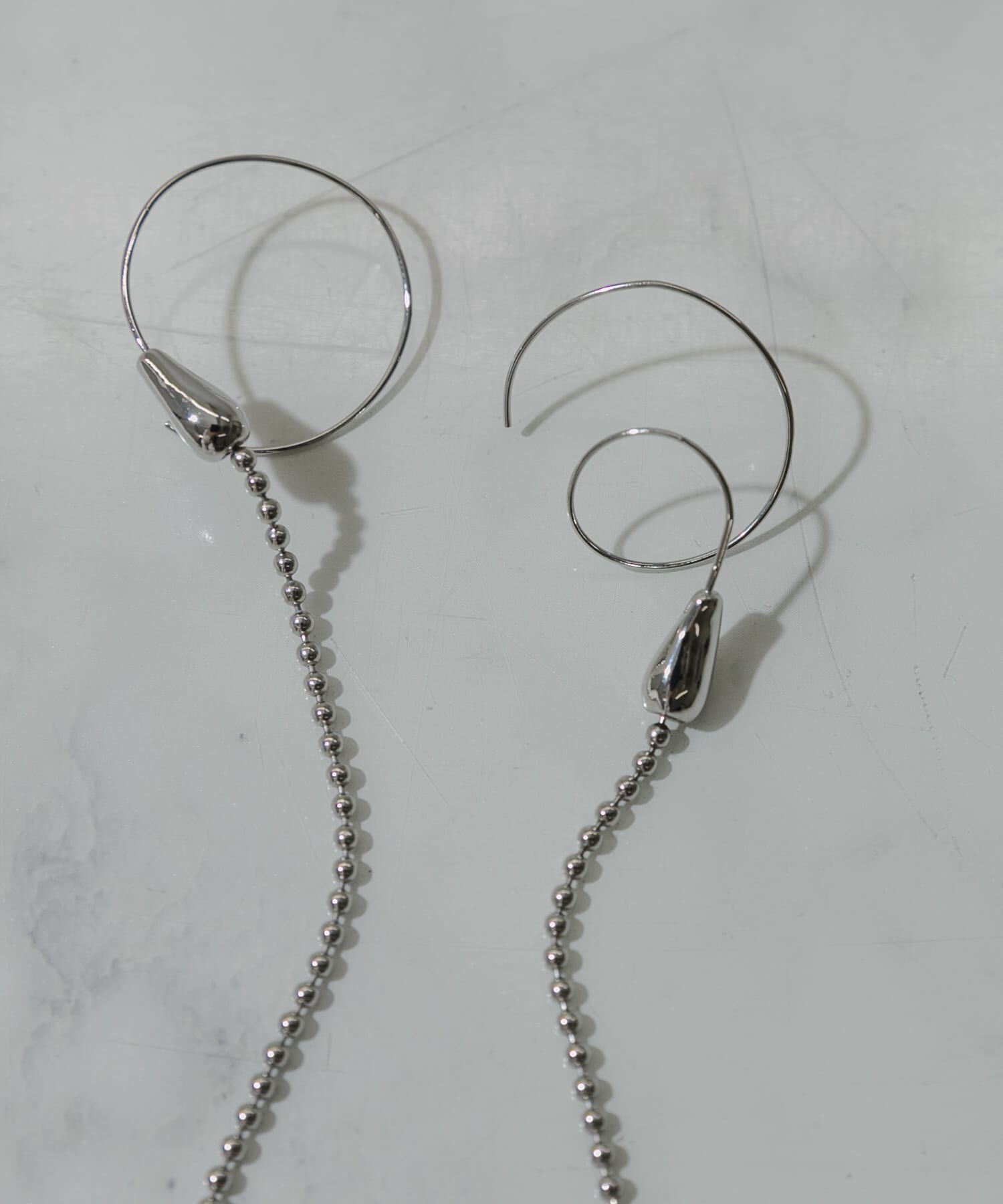 SMELLY「アシメサークルフックボールチェーンピアス」|ピアス|