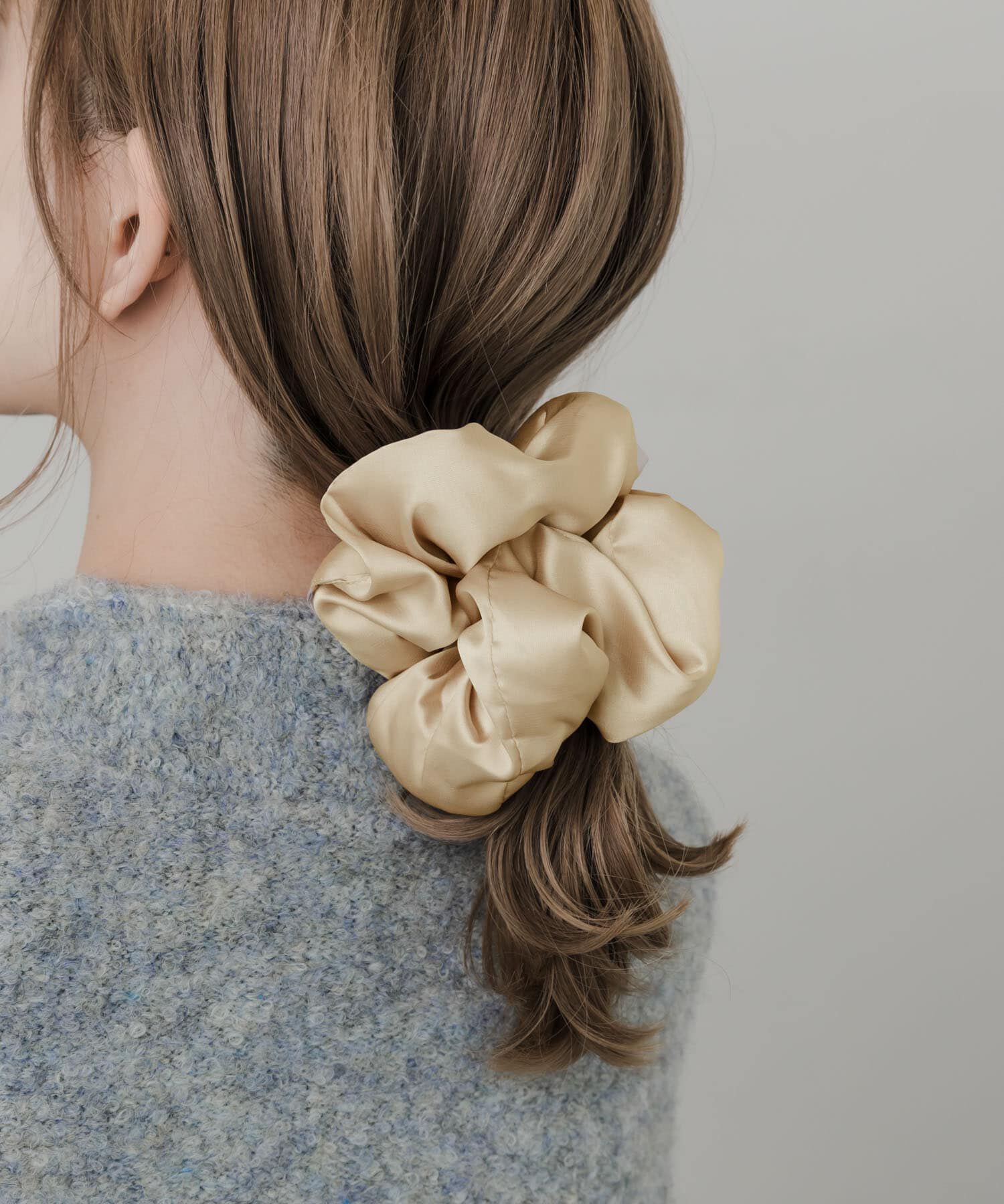 SMELLY「サテンボリュームビッグシュシュ」|ヘアゴム・シュシュ|ベージュ