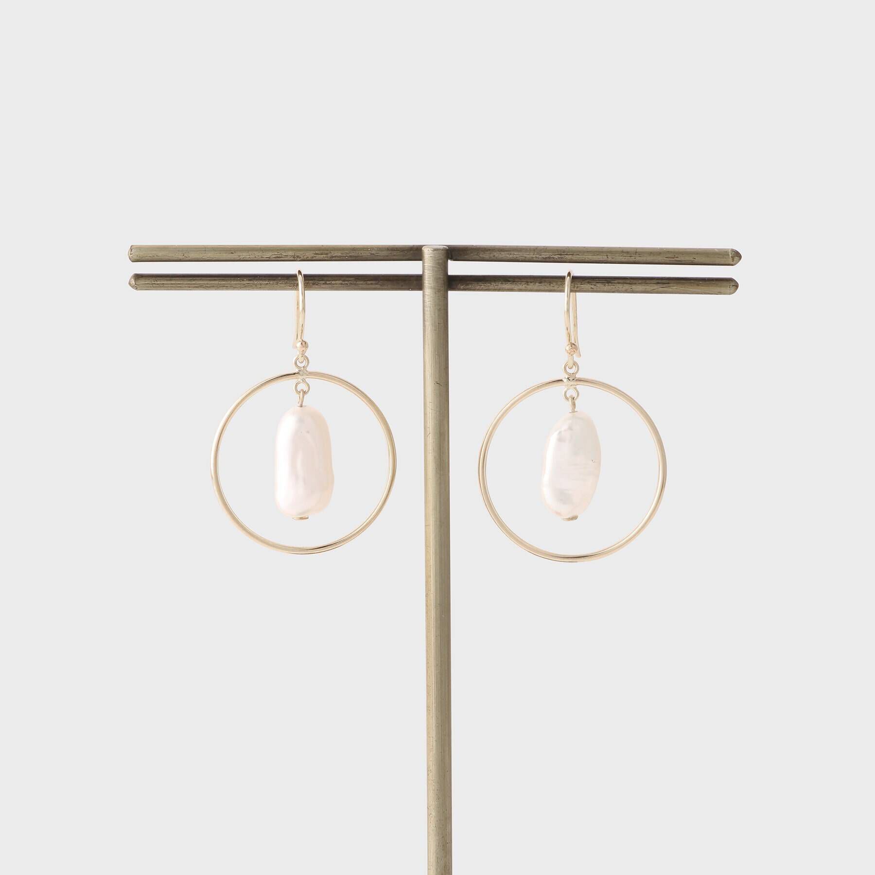 COCOSHNIK「K10バロック淡水パール フープ フックピアス」|ピアス|イエローゴールド(1