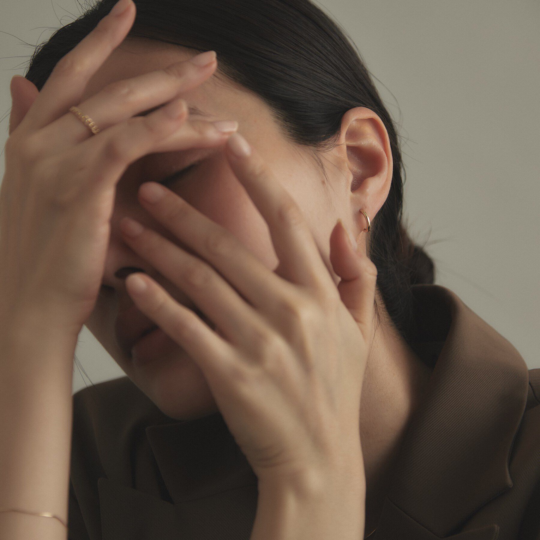 COCOSHNIK「K10平甲中折れ フープピアス」|ピアス|