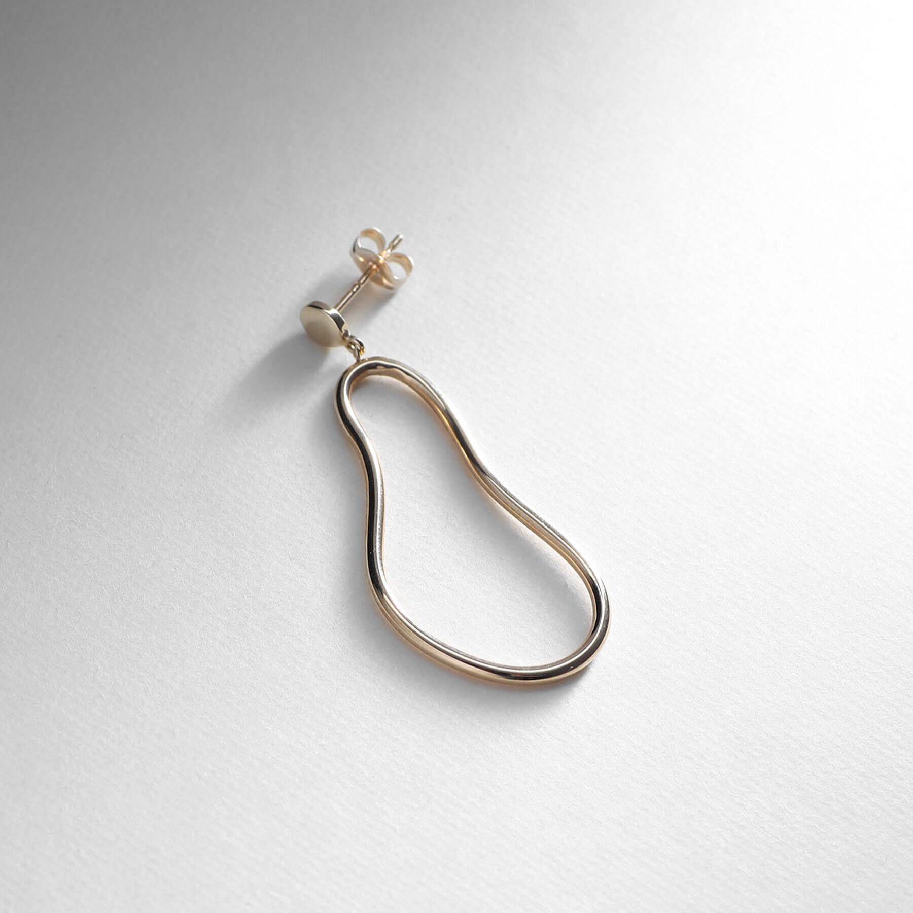 COCOSHNIK「K10カーブライン スタッドピアス」|ピアス|