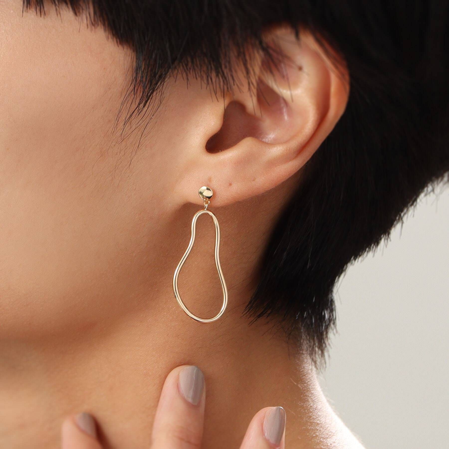 COCOSHNIK「K10カーブライン スタッドピアス」|ピアス|