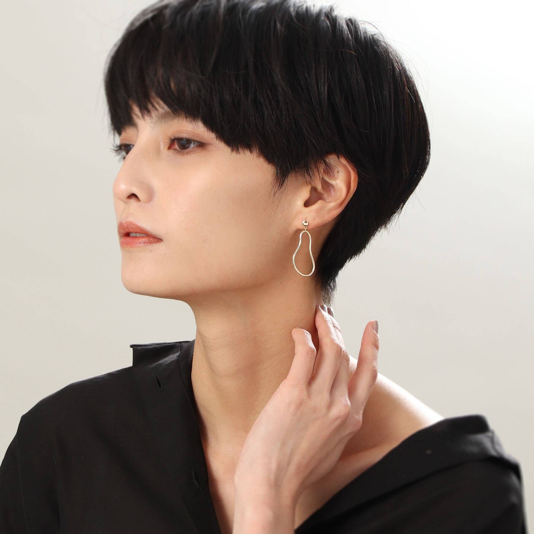 COCOSHNIK「K10カーブライン スタッドピアス」|ピアス|