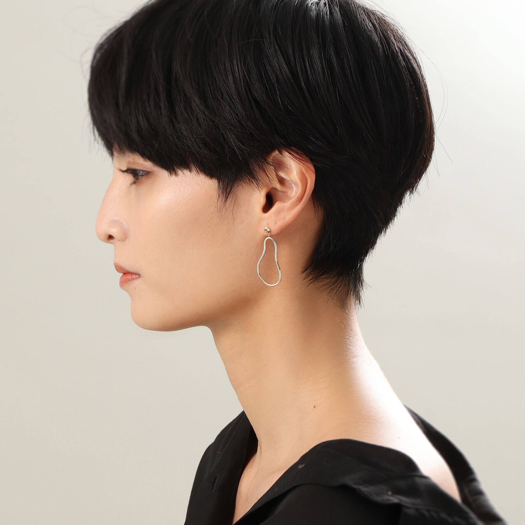 COCOSHNIK「K10カーブライン スタッドピアス」|ピアス|