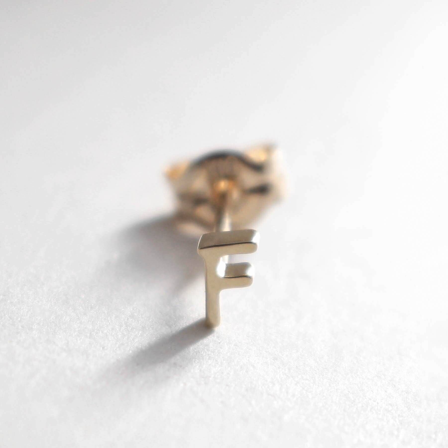 COCOSHNIK「【WEB限定】K10イニシャルＦ スタッドピアス（片耳用）」|ピアス|