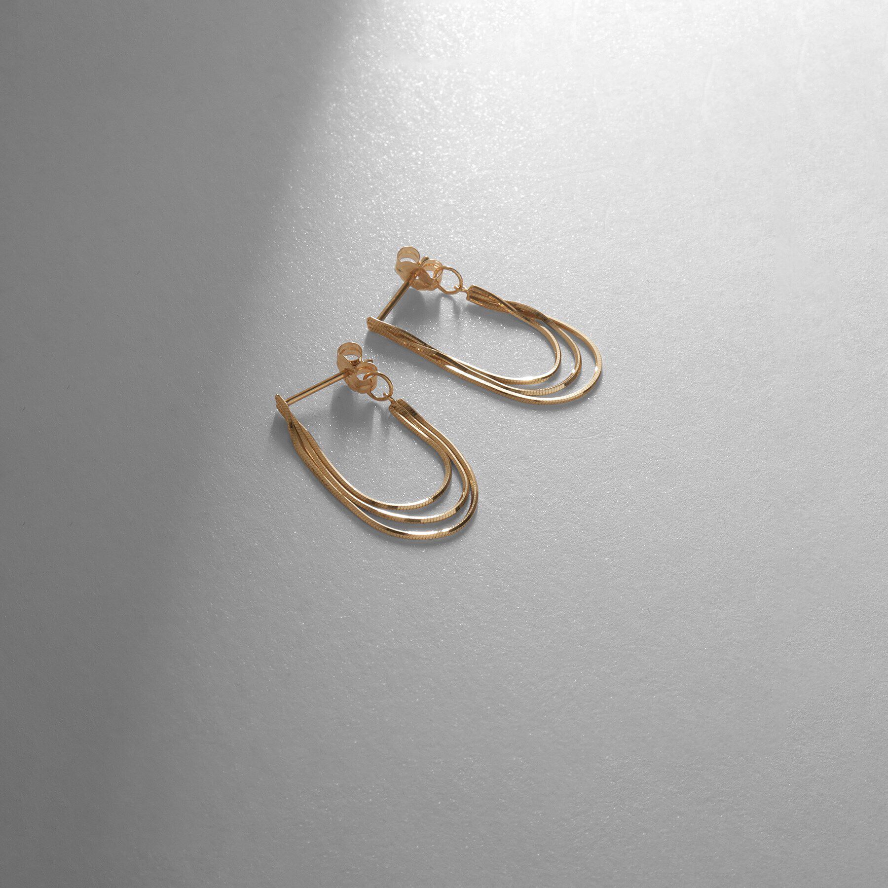 COCOSHNIK「K10コンパクト3連チェーン フープピアス」|ピアス|