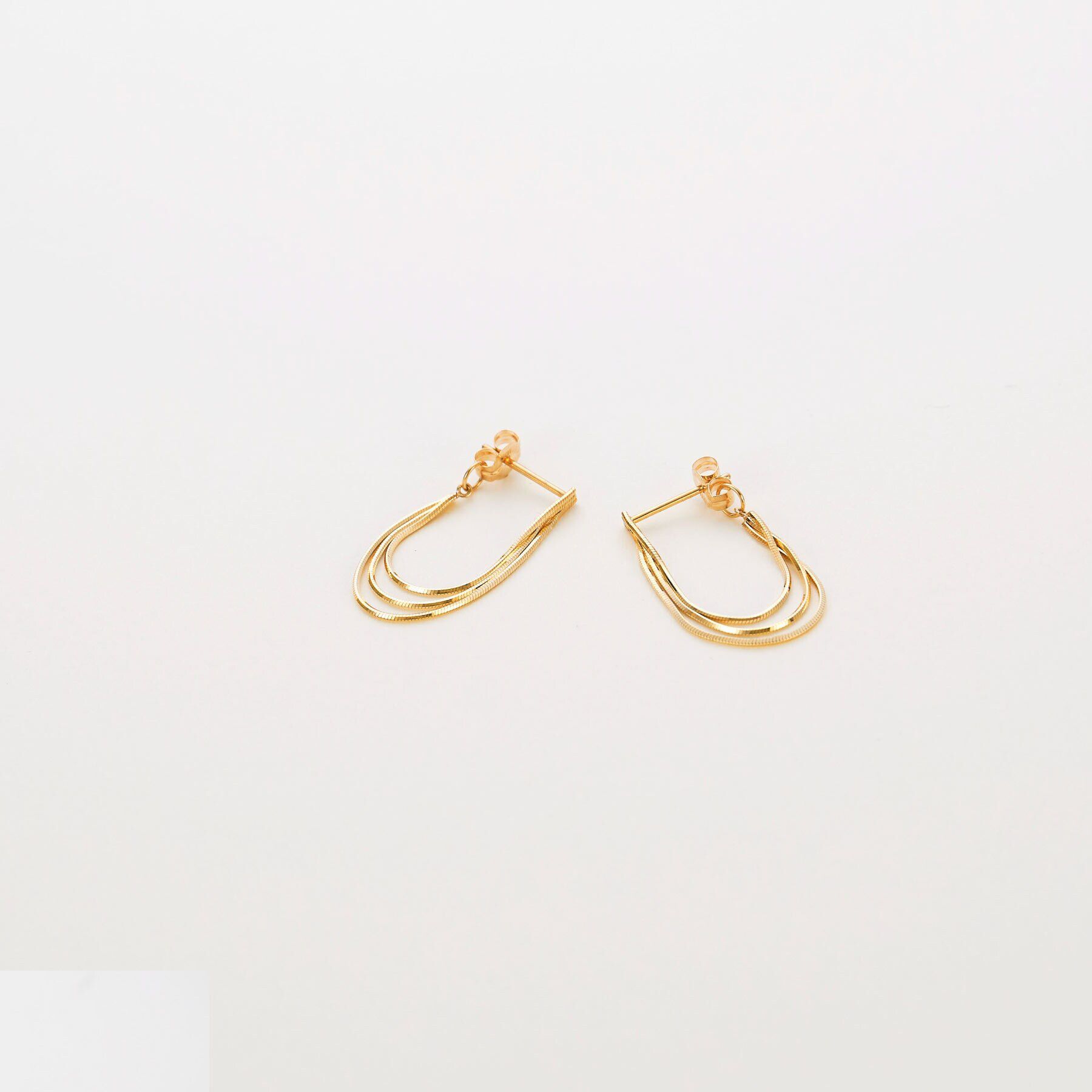 COCOSHNIK「K10コンパクト3連チェーン フープピアス」|ピアス|