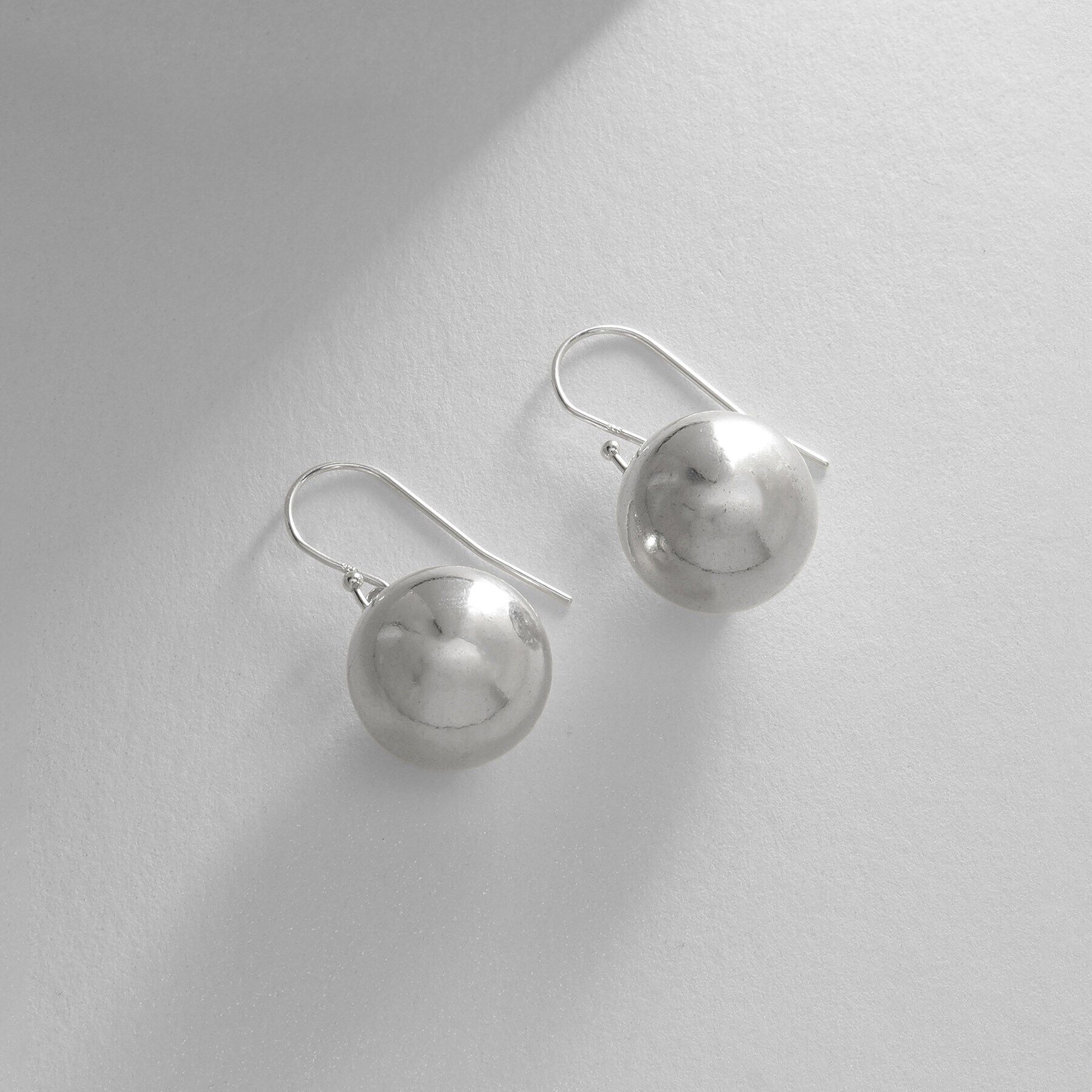 COCOSHNIK ONKITSCH「シルバー ホロウボール フックピアス」|ピアス|シルバー(600)