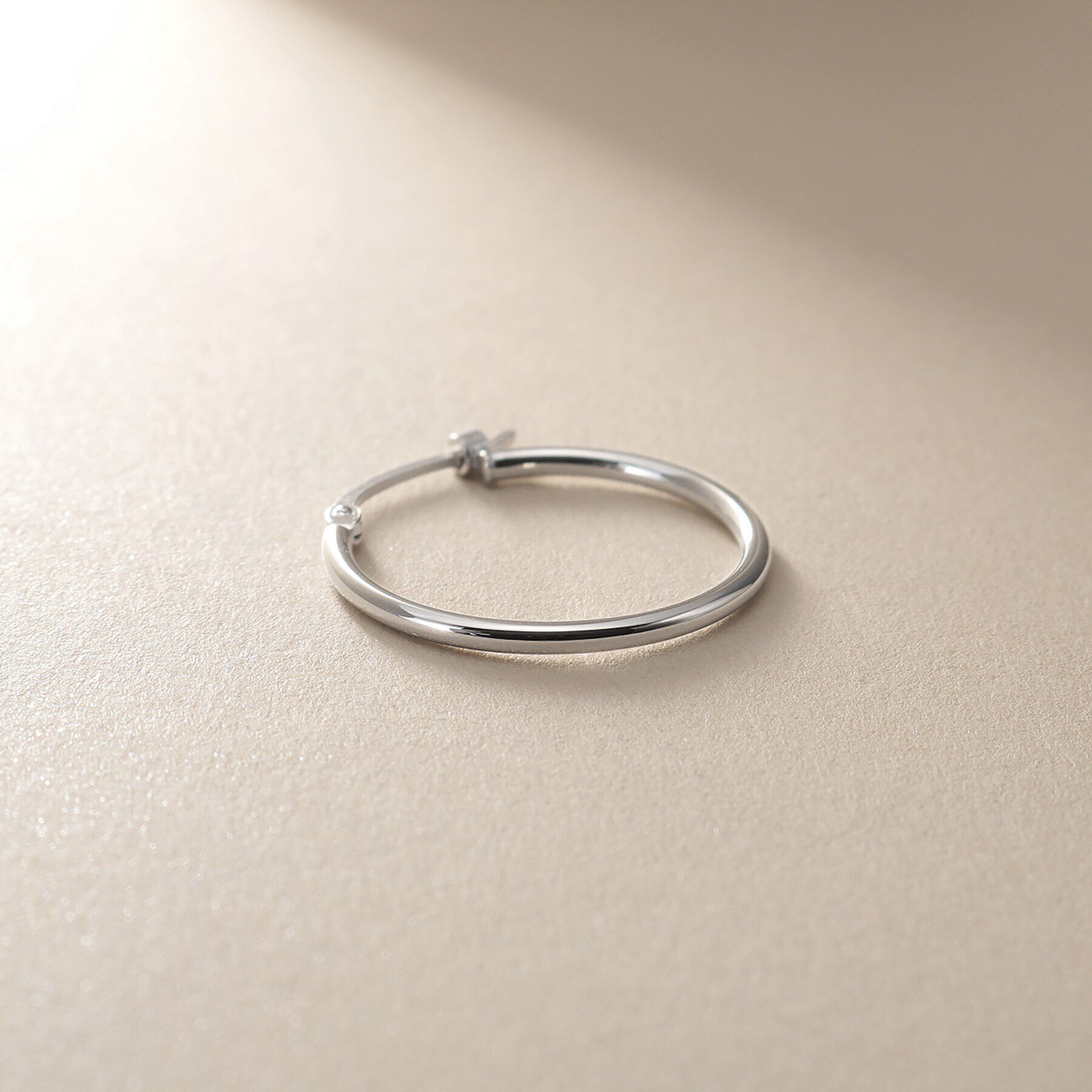 COCOSHNIK「プラチナ中空丸線フープピアス小」|ピアス|