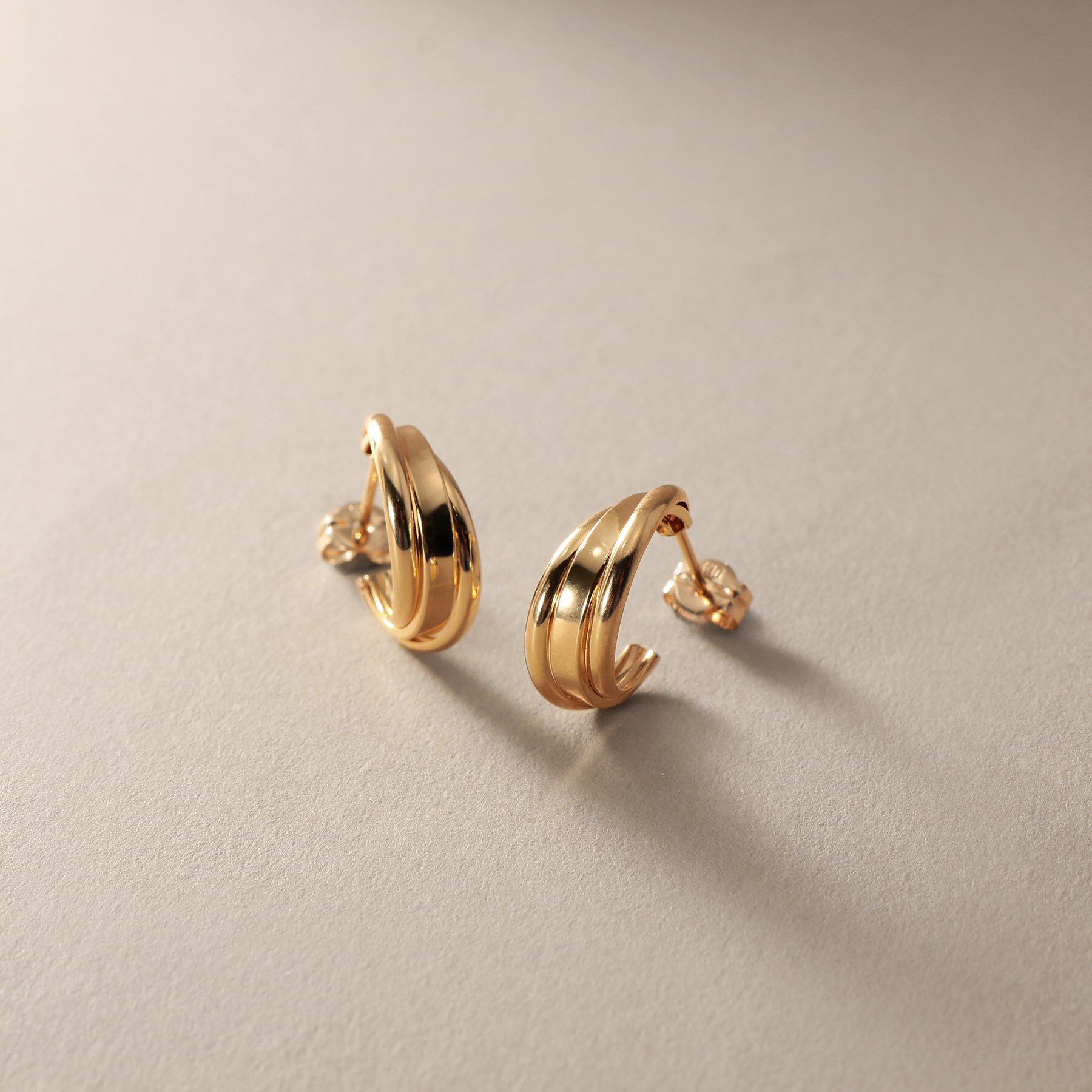 COCOSHNIK「K10甲丸トリプルツイストフープ スタッドピアス小」|ピアス|